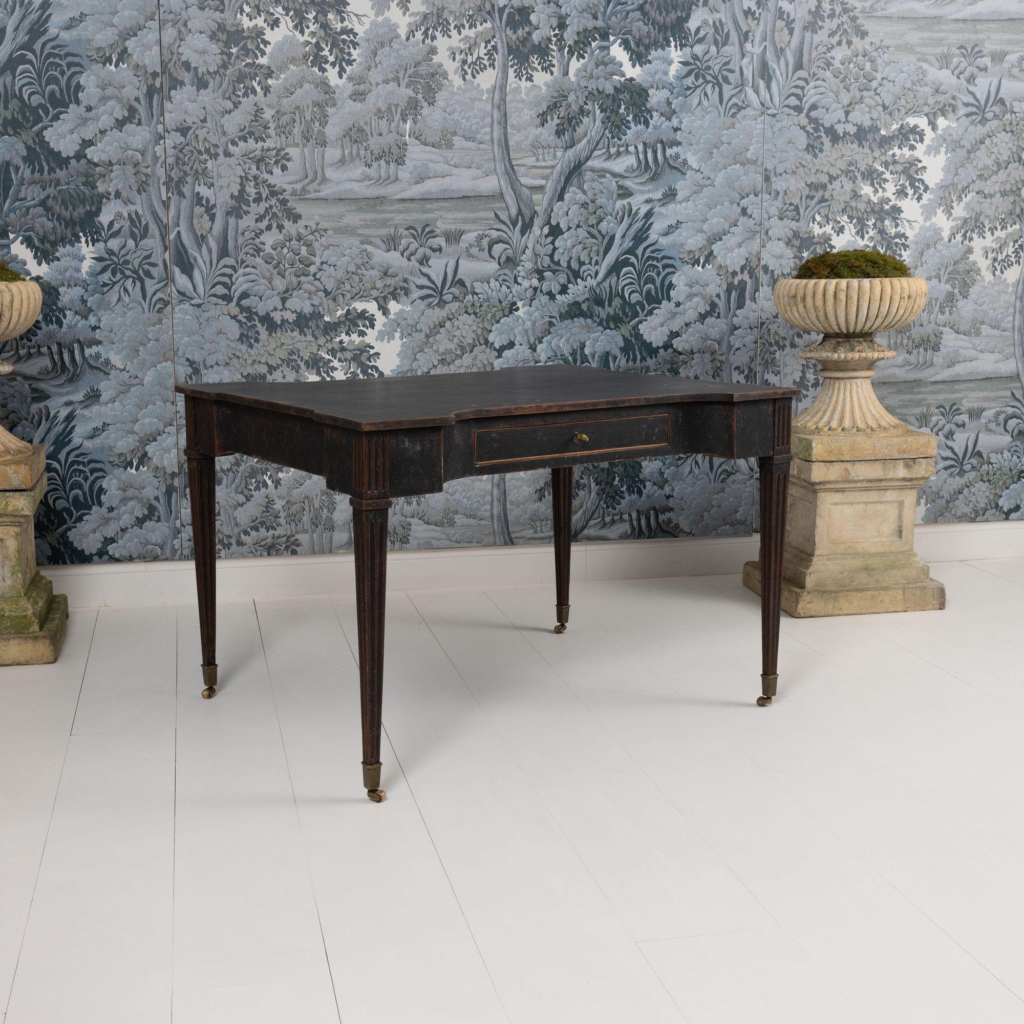 18. Jahrhundert. Niederländischer Louis XVI-Schreibtisch mit schwarzer Bemalung und Original-Messingrollen im Angebot 8