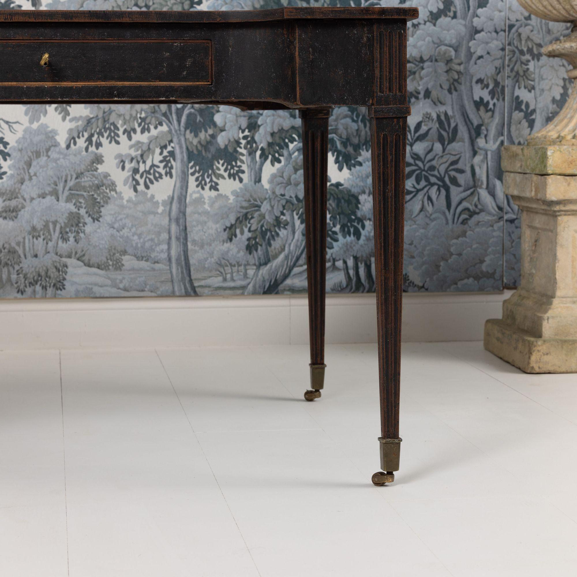 18. Jahrhundert. Niederländischer Louis XVI-Schreibtisch mit schwarzer Bemalung und Original-Messingrollen im Angebot 10