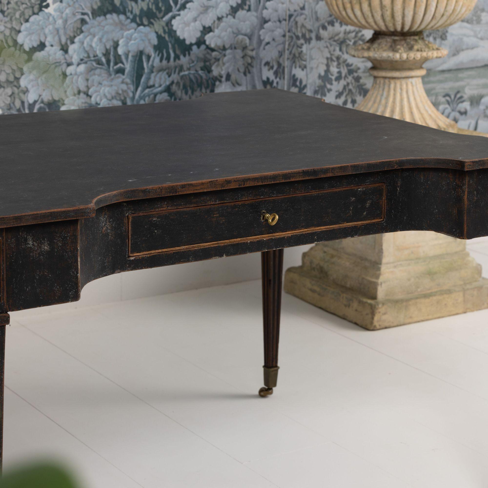 18. Jahrhundert. Niederländischer Louis XVI-Schreibtisch mit schwarzer Bemalung und Original-Messingrollen im Angebot 11