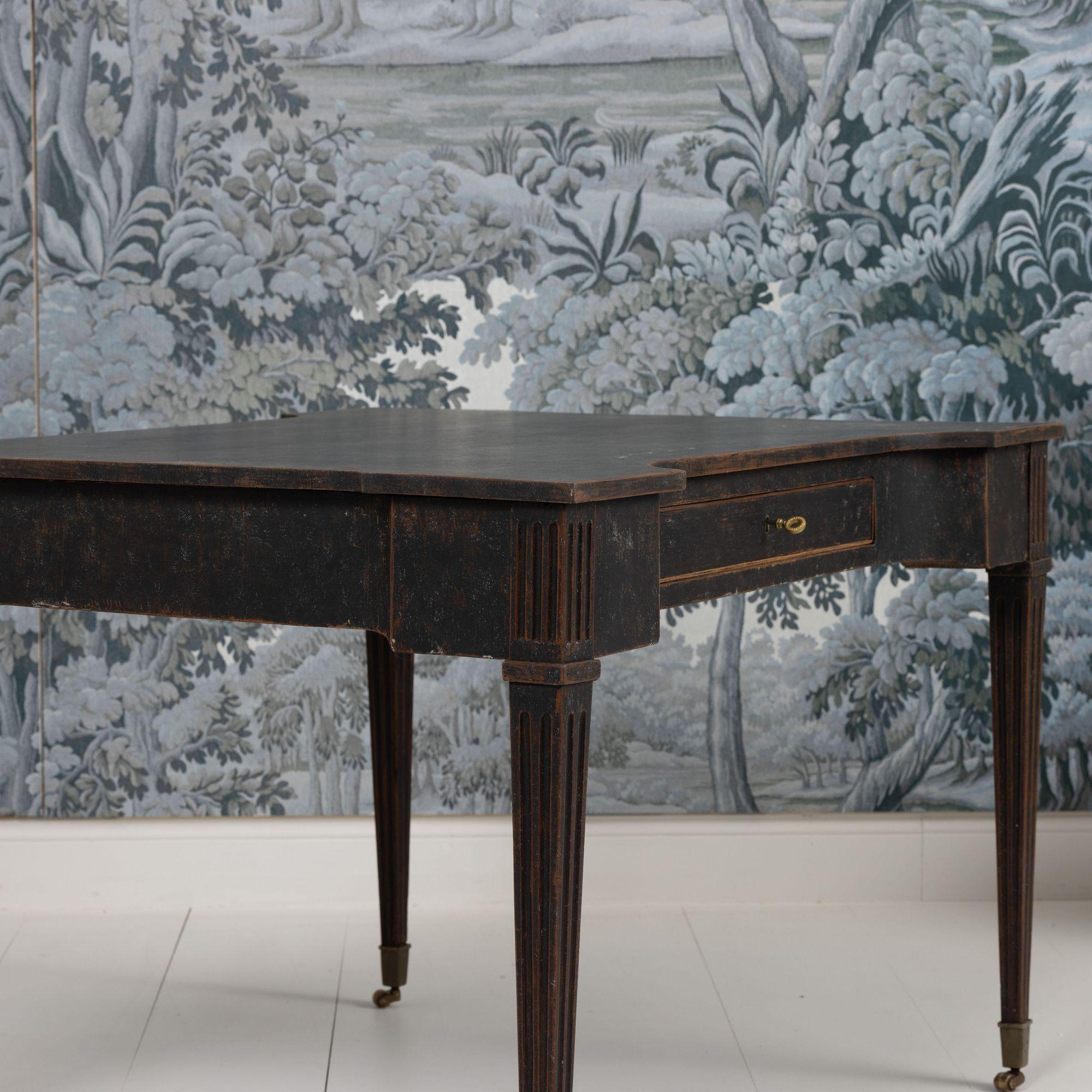 18. Jahrhundert. Niederländischer Louis XVI-Schreibtisch mit schwarzer Bemalung und Original-Messingrollen im Angebot 13