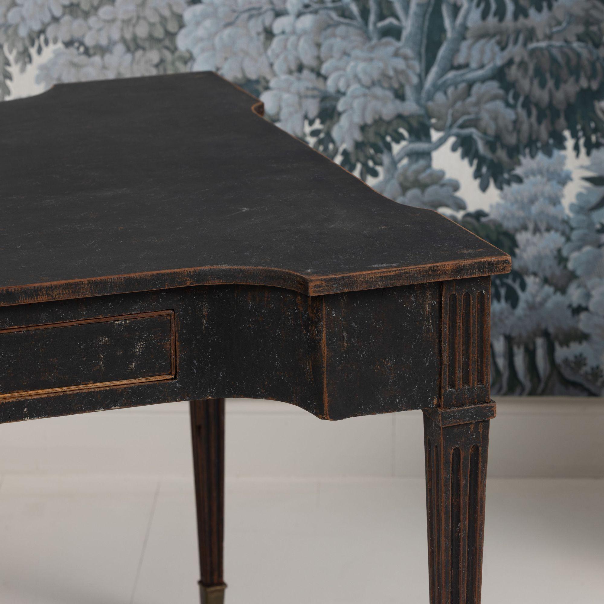 18. Jahrhundert. Niederländischer Louis XVI-Schreibtisch mit schwarzer Bemalung und Original-Messingrollen (18. Jahrhundert und früher) im Angebot
