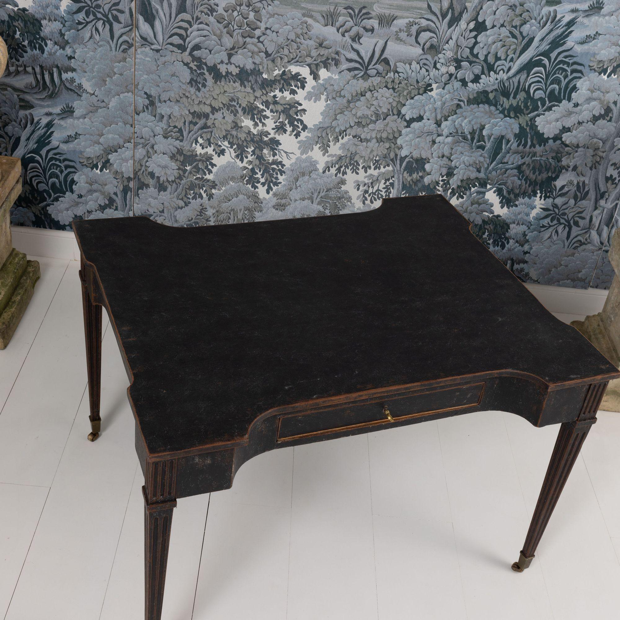 18. Jahrhundert. Niederländischer Louis XVI-Schreibtisch mit schwarzer Bemalung und Original-Messingrollen (Holz) im Angebot