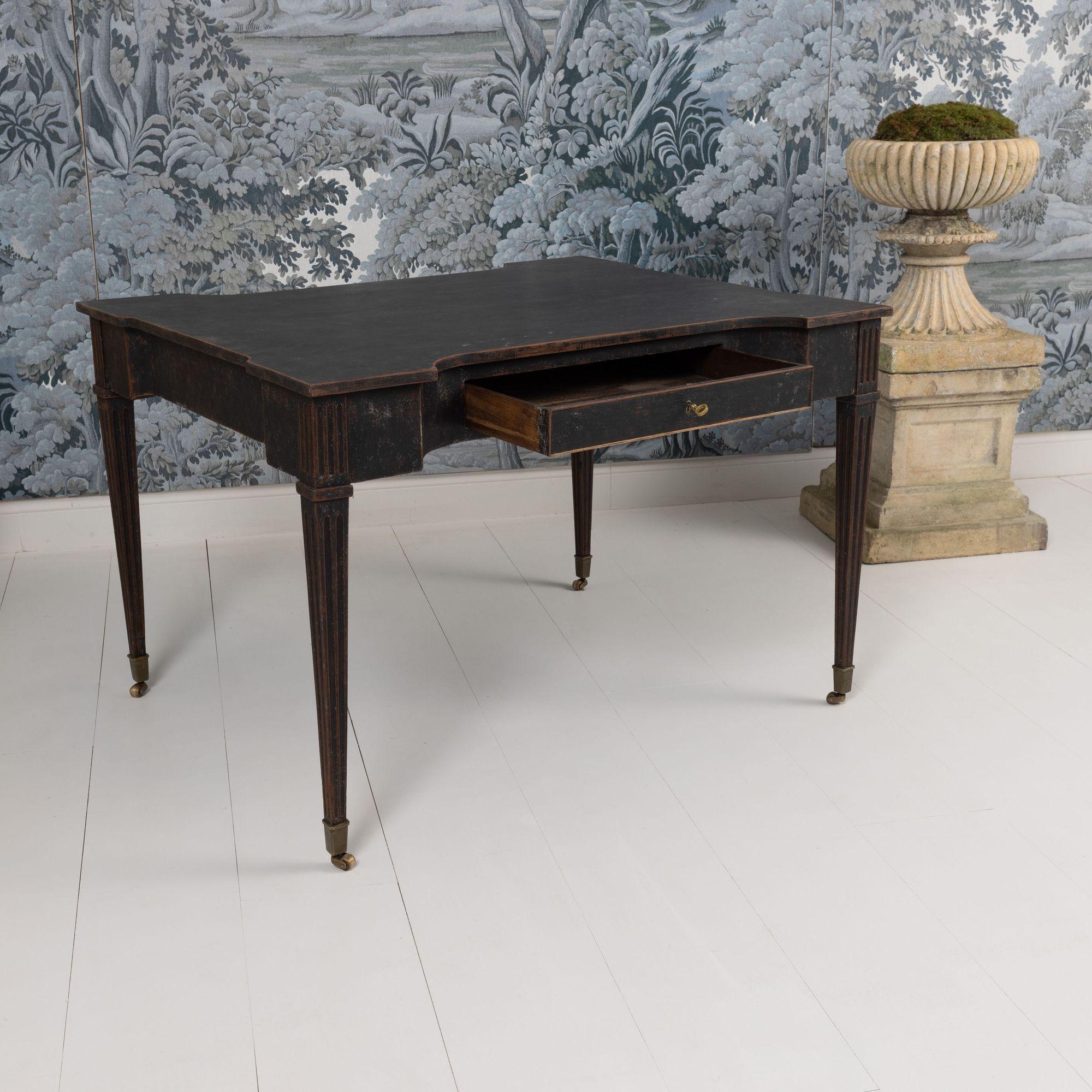 18. Jahrhundert. Niederländischer Louis XVI-Schreibtisch mit schwarzer Bemalung und Original-Messingrollen im Angebot 1