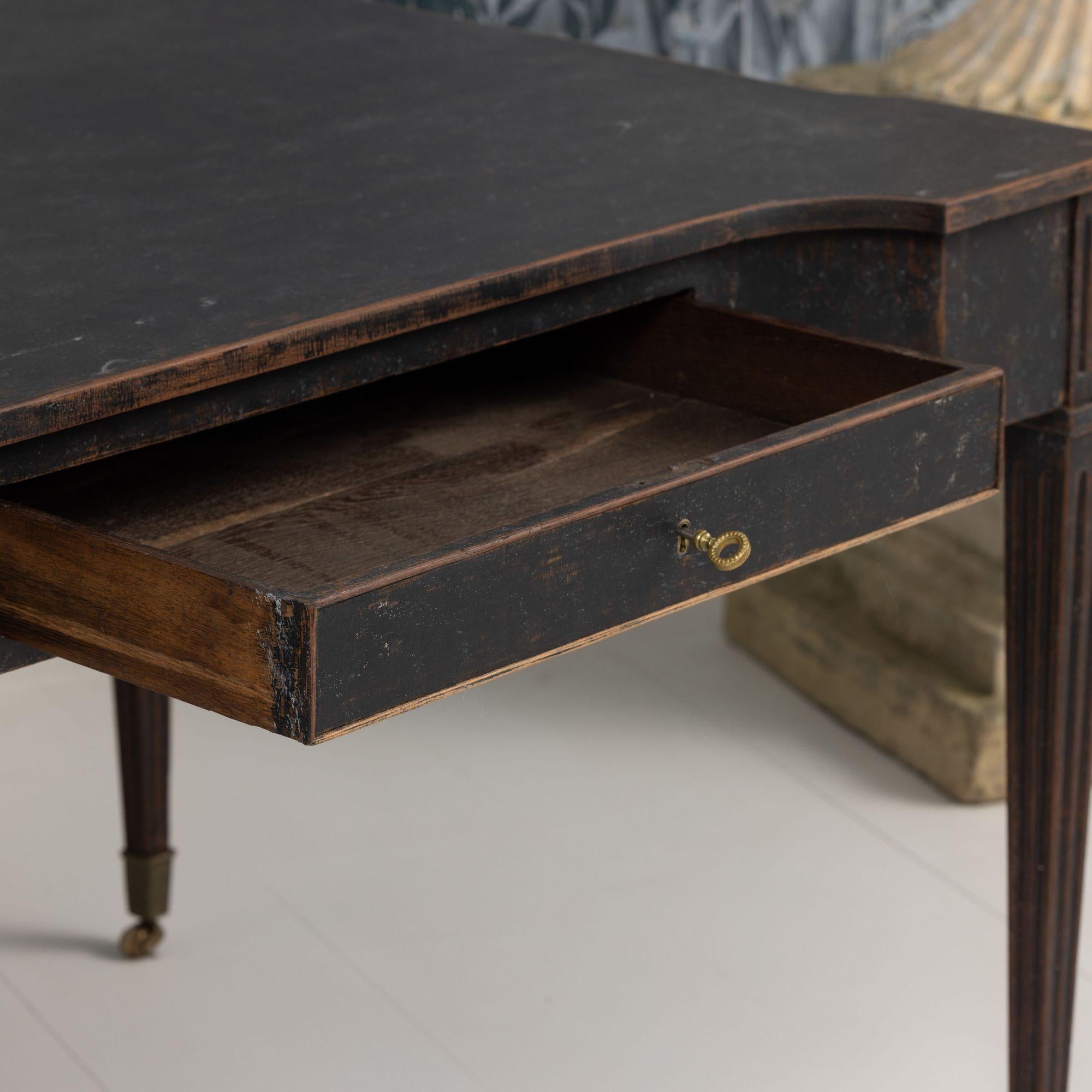 18. Jahrhundert. Niederländischer Louis XVI-Schreibtisch mit schwarzer Bemalung und Original-Messingrollen im Angebot 2