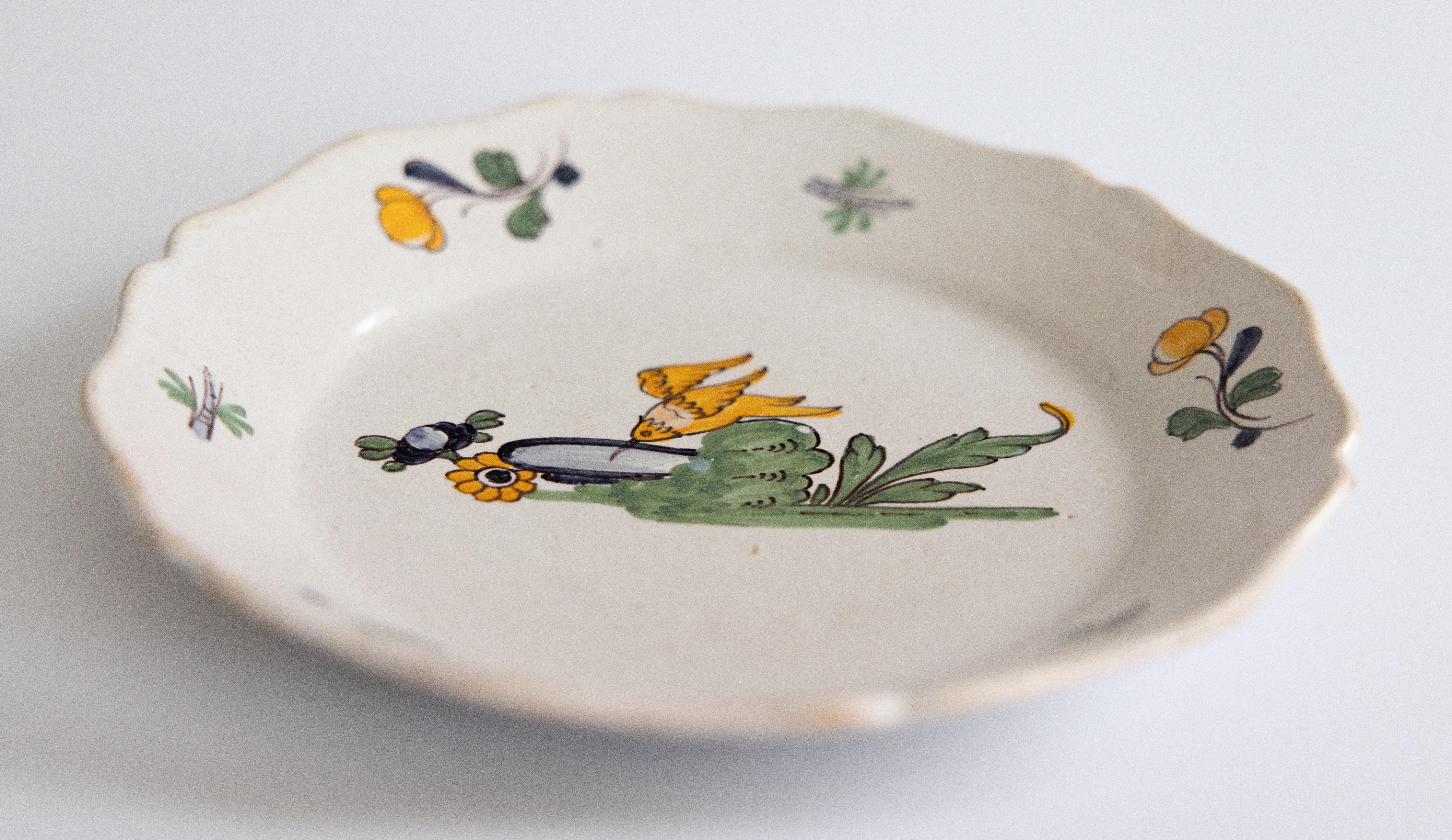 Plato francés del siglo XVIII Nevers Birdbath Faïence policromado Francés en venta
