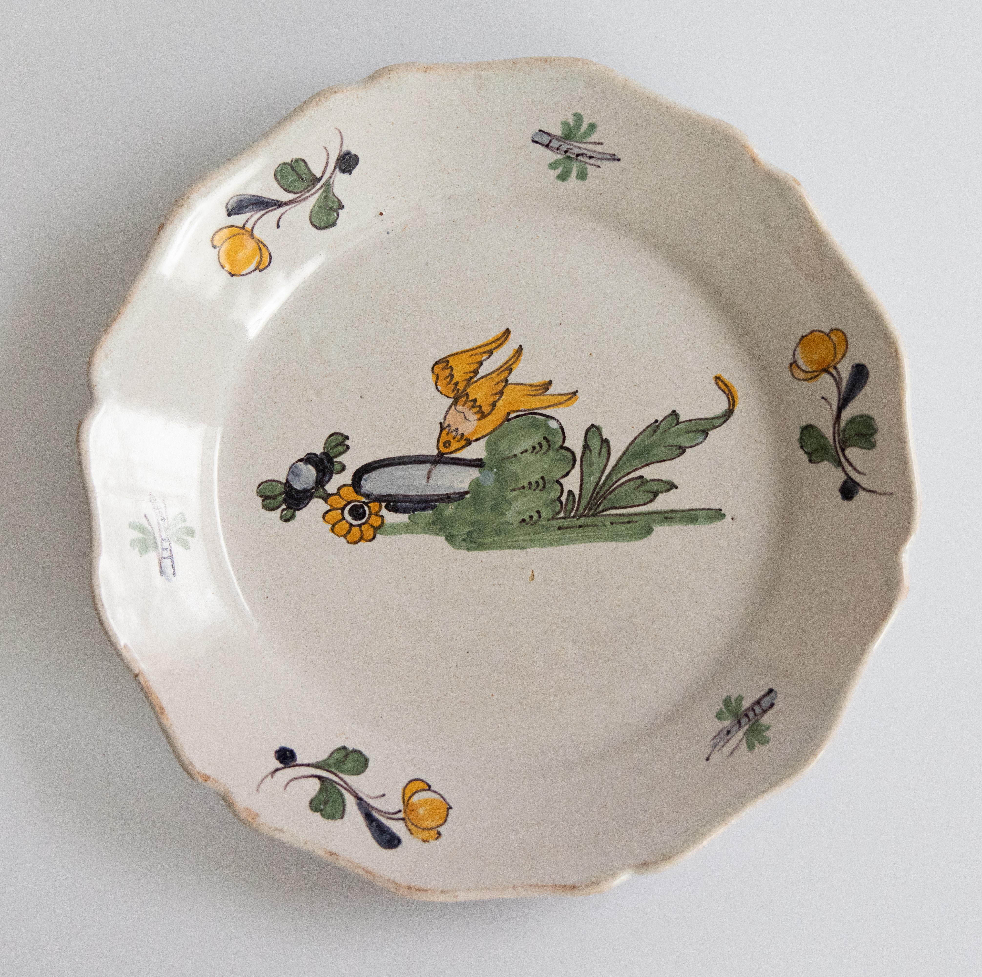 Plato francés del siglo XVIII Nevers Birdbath Faïence policromado siglo XVIII y antes en venta