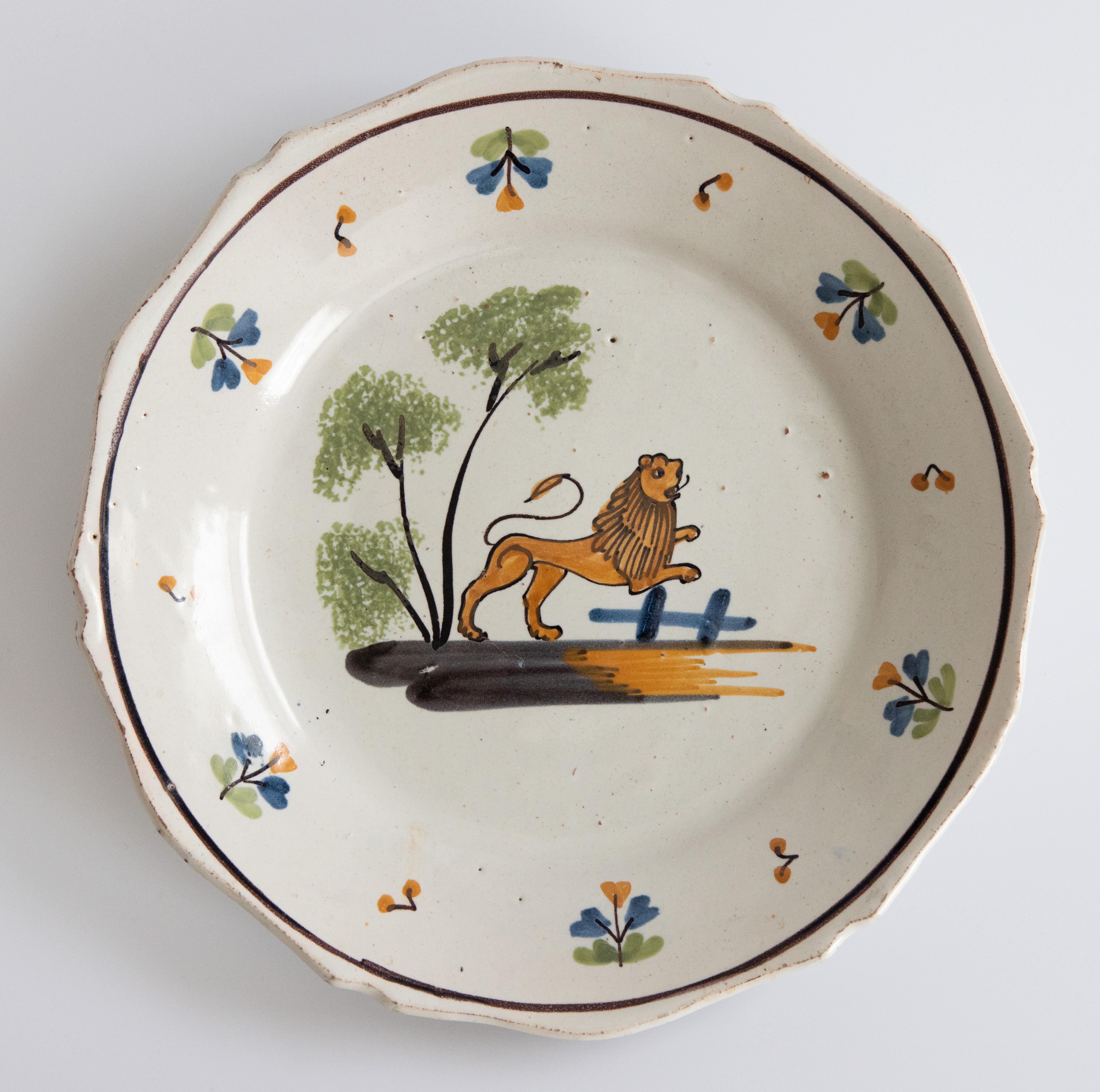 Plato de león francés de loza de Nevers del siglo XVIII en Bueno estado para la venta en Pearland, TX