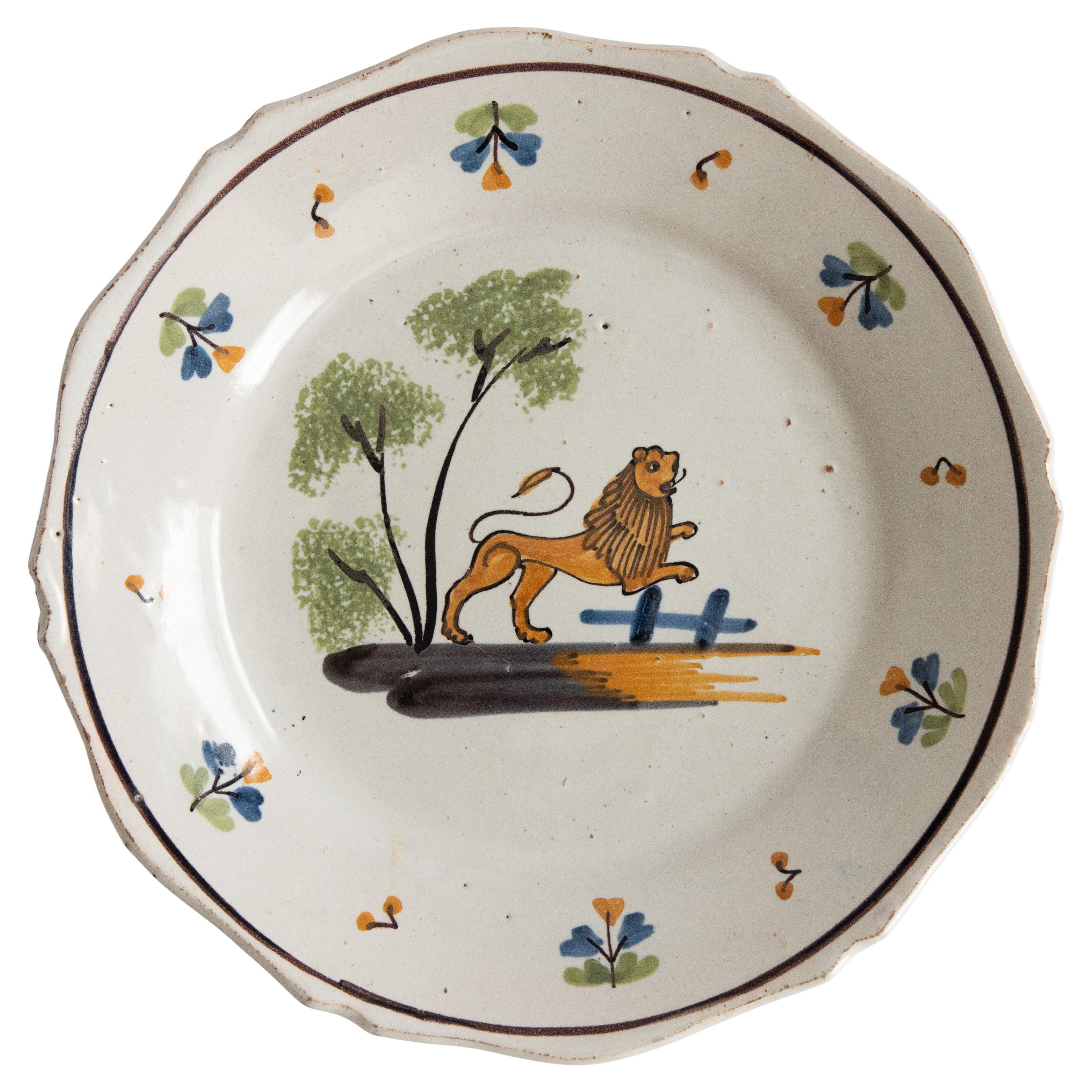 Plato de león francés de loza de Nevers del siglo XVIII en venta