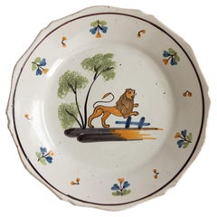 Plato de león francés de loza de Nevers del siglo XVIII