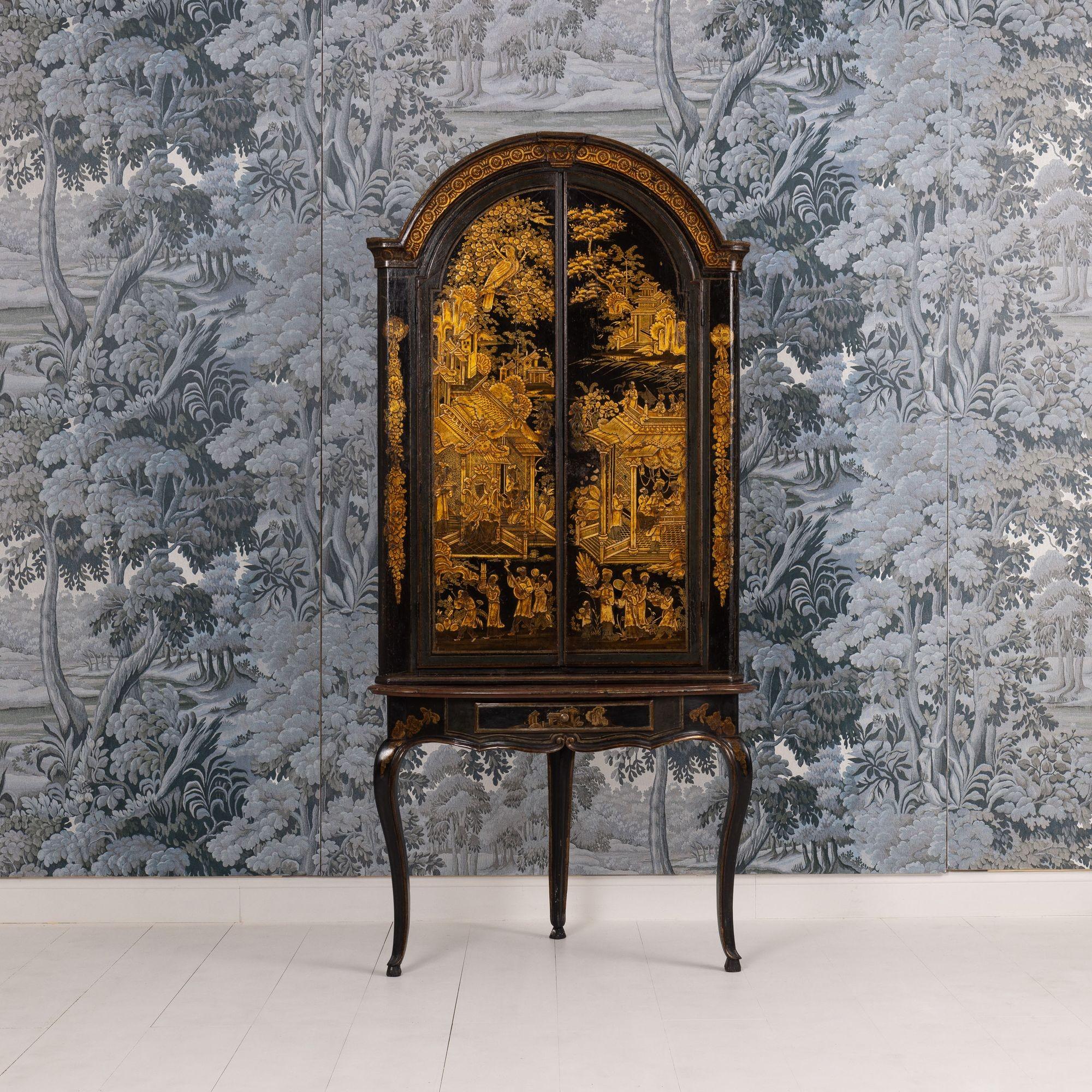 Un buen ejemplar del s. XVIII Mueble esquinero inglés de laca negra y parcela dorada Japanned sobre peana, hacia 1760. Atribuido a Giles Grendey, Londres; ebanista (1693-1780). El mueble y el soporte se adquirieron en una propiedad de Italia.  Lo