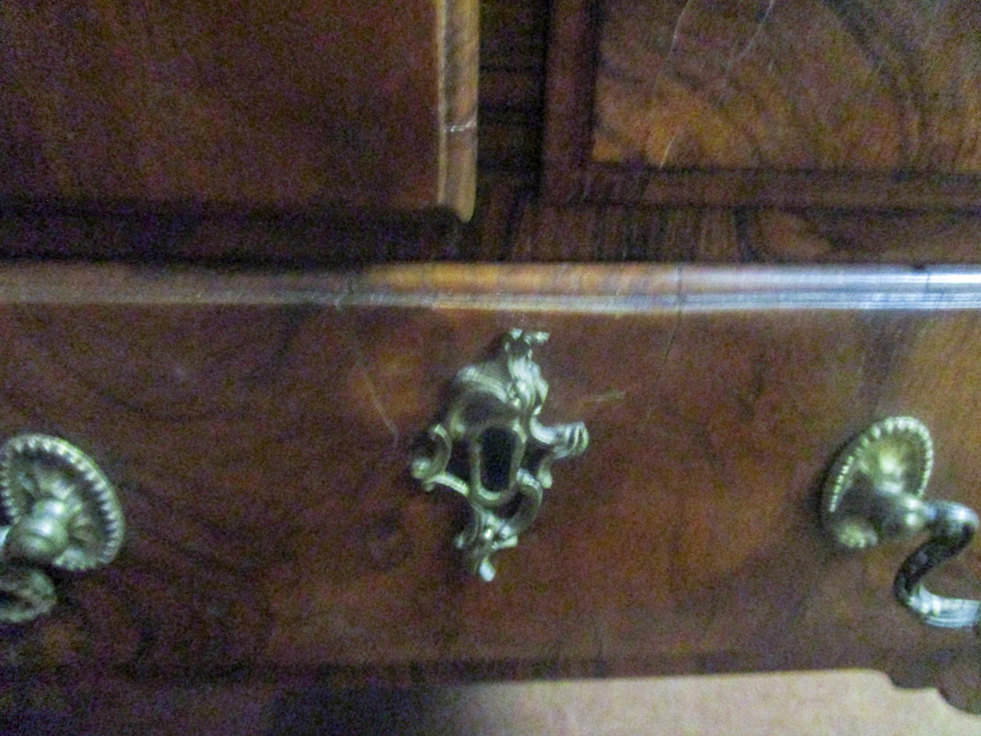 Fin du XVIIIe siècle Commode basse à trois tiroirs en noyer de style Chippendale anglais du 18ème siècle en vente