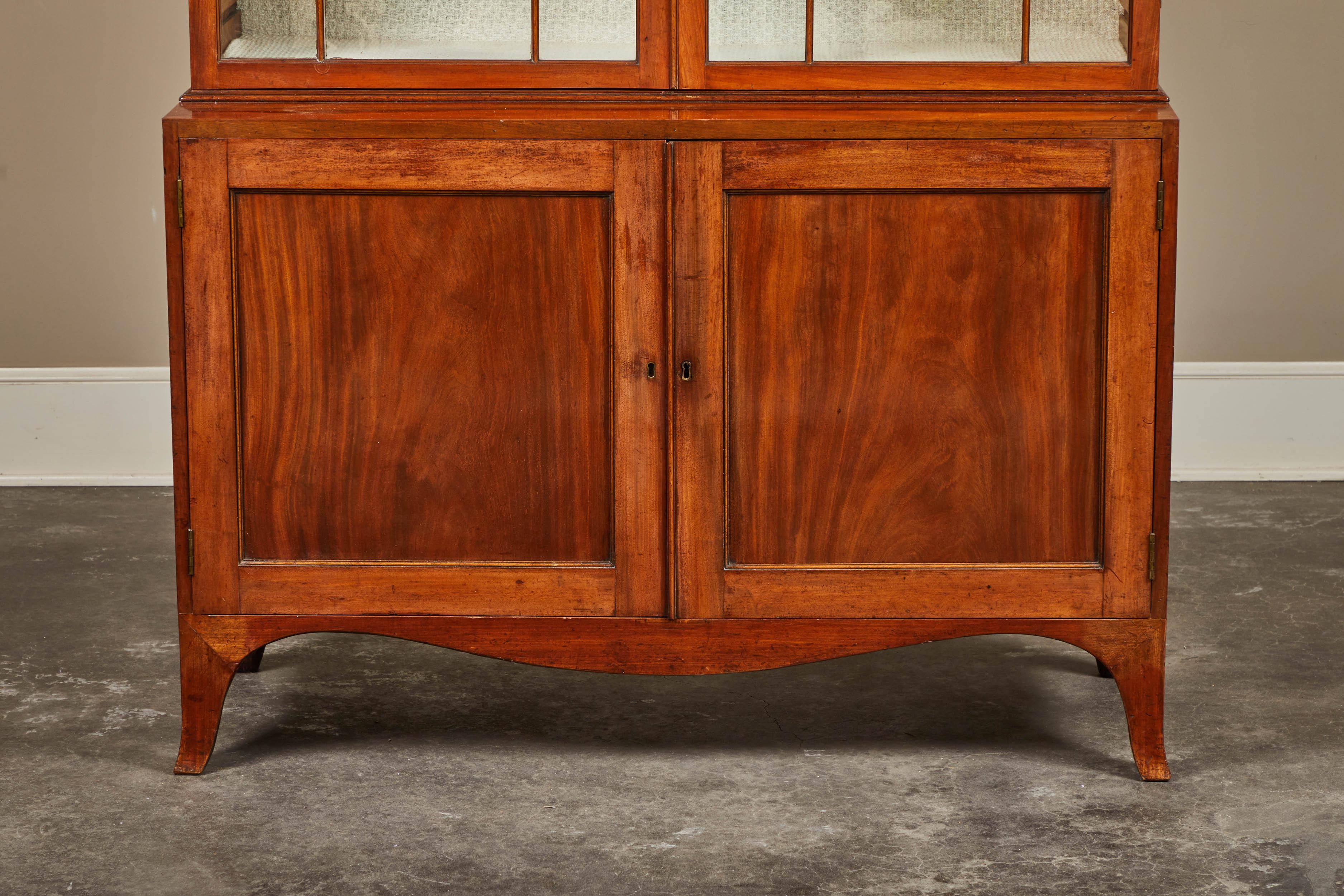 18th Century English Mahogany George III Display Cabinet For Sale 4