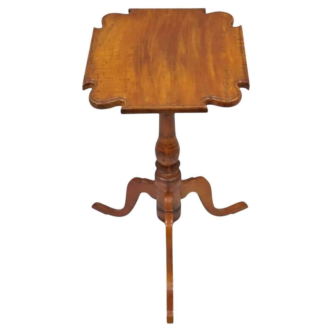 A.I.C. Cache-bougies en cerisier fédéral Table à thé à piédestal tripode Dessus sculpté à festons
