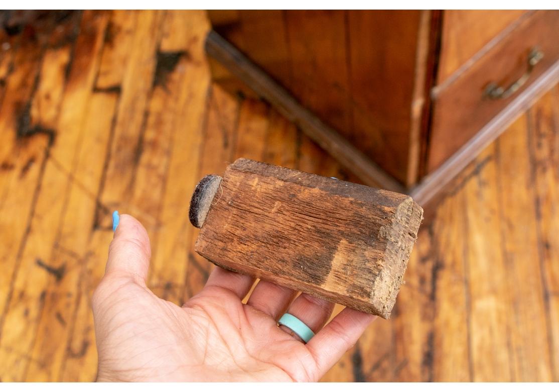 Cassettiera in legno figurato del 18° secolo da restaurare in vendita 10