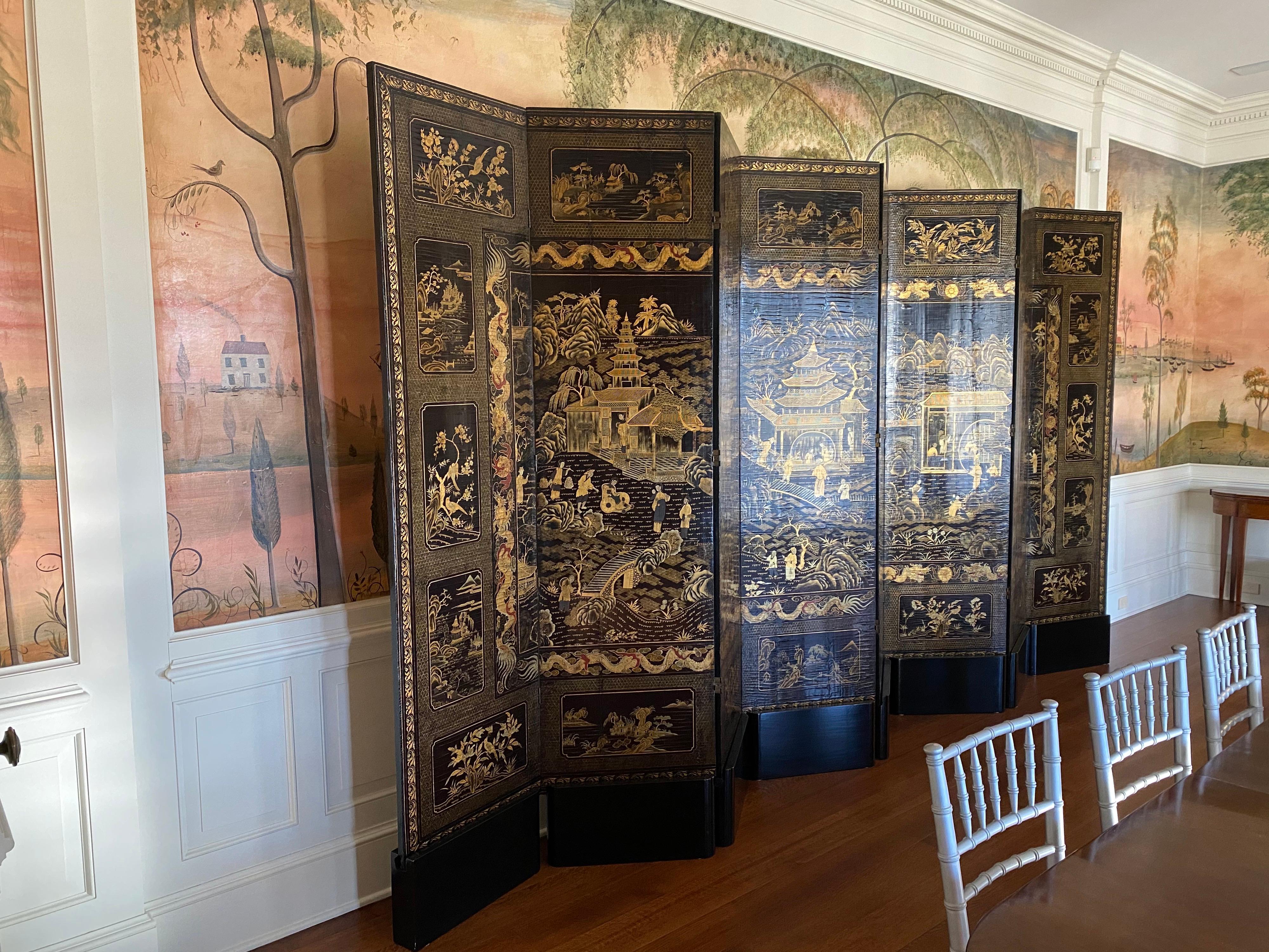 Fine Chinese Export Black and Gilt Lacquered Eight-Panel Folding Screen In Good Condition In Southampton, NY