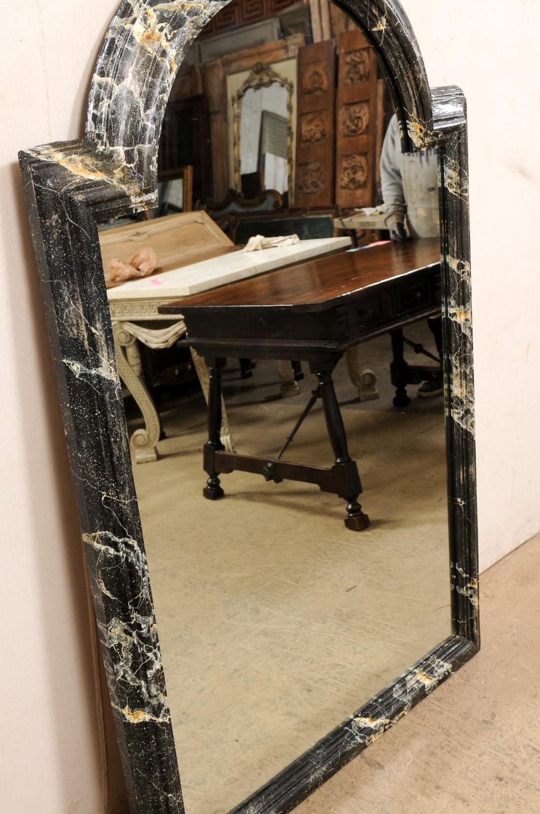Miroir à crête en arc de cercle français du XVIIIe siècle, 5,5 pieds de haut, avec entourage en faux bois marbré en vente 5