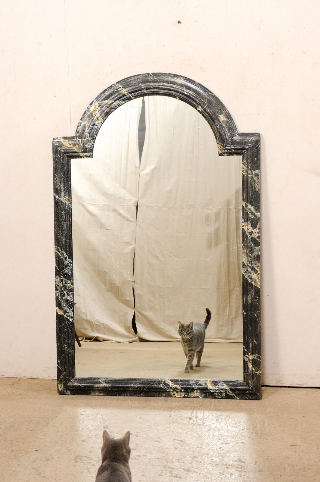 Miroir à crête en arc de cercle français du XVIIIe siècle, 5,5 pieds de haut, avec entourage en faux bois marbré Bon état - En vente à Atlanta, GA