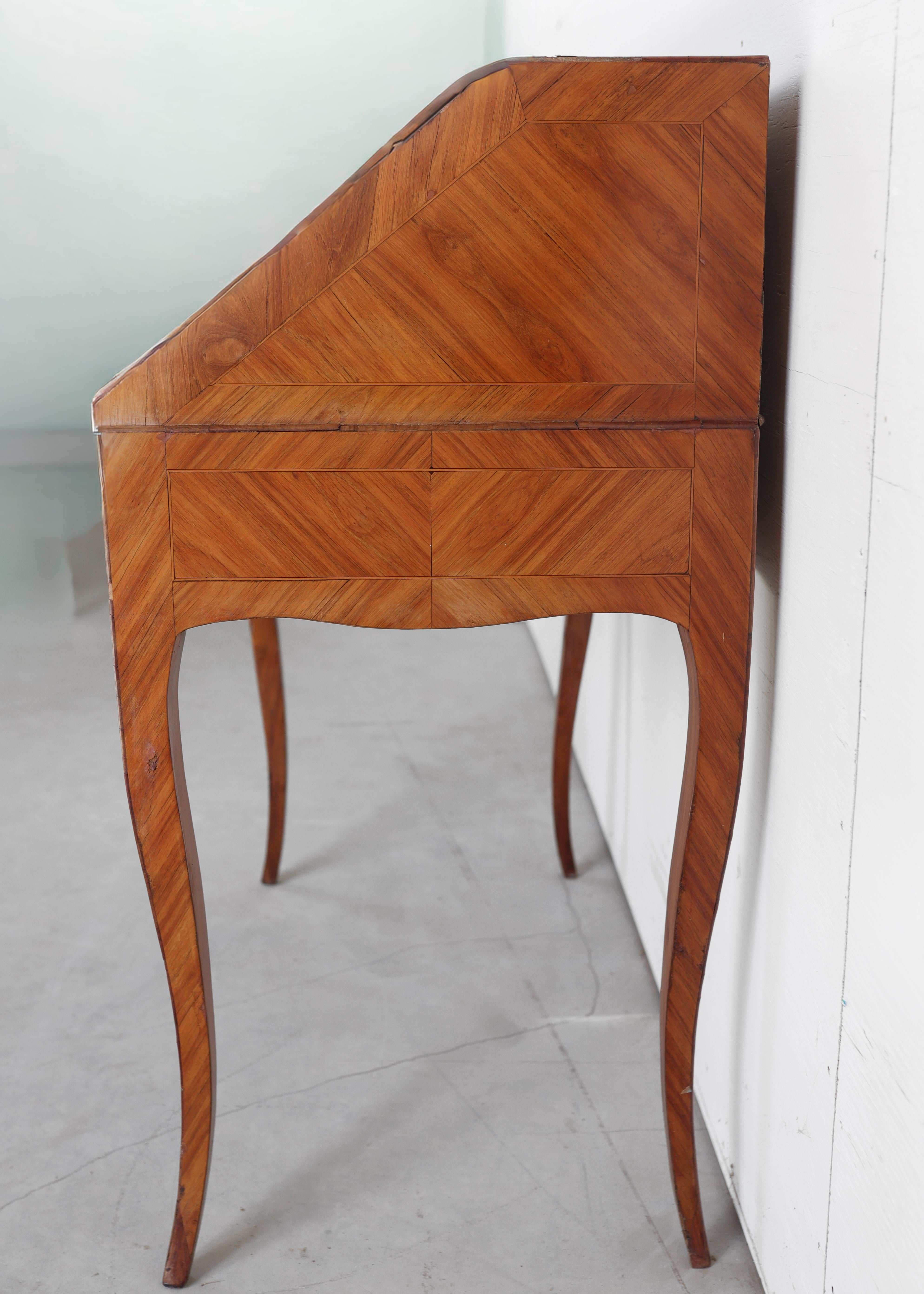 18. Jahrhundert. Französisches Bureau de Dame (Louis XV.) im Angebot