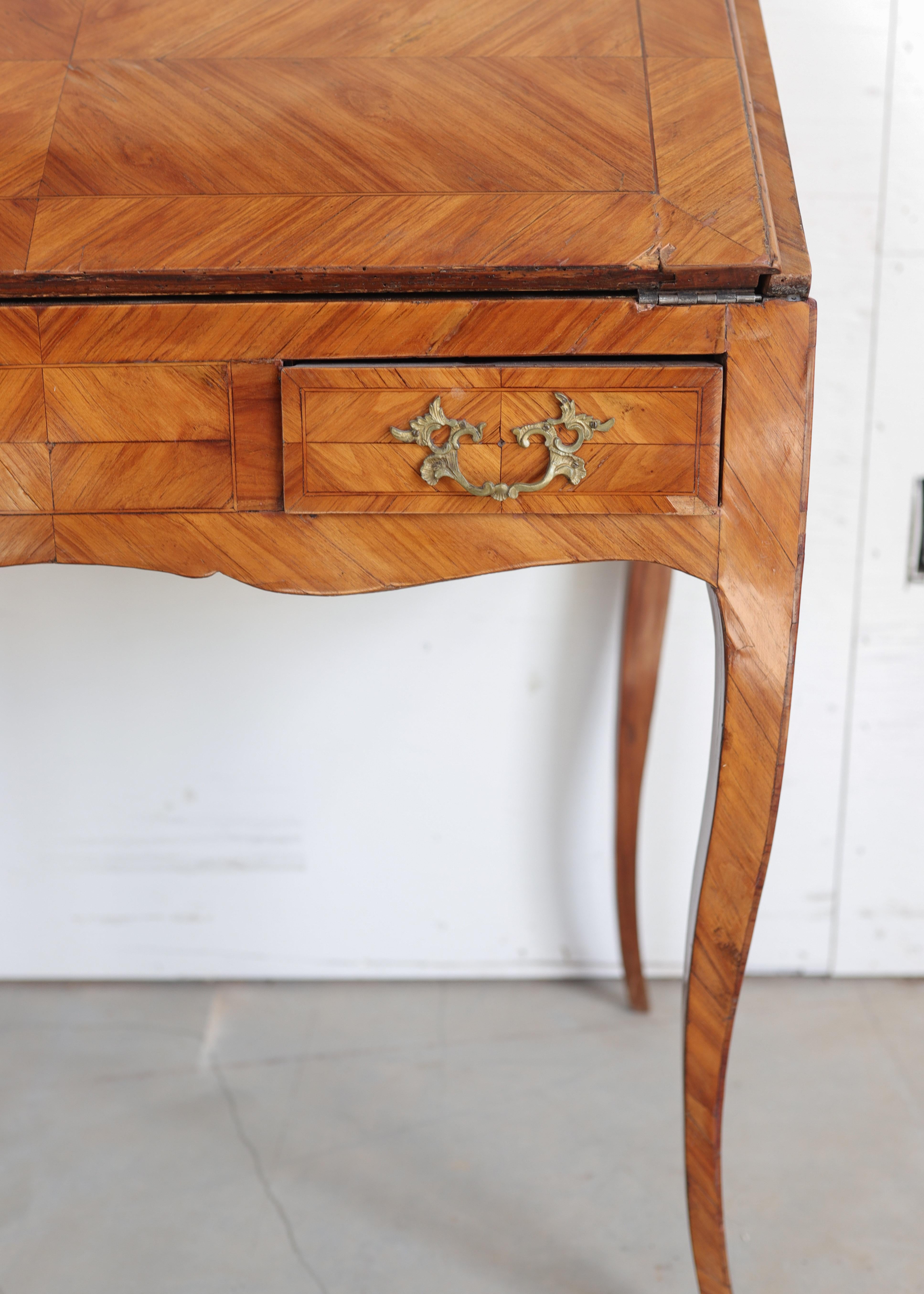 18. Jahrhundert. Französisches Bureau de Dame (Walnuss) im Angebot