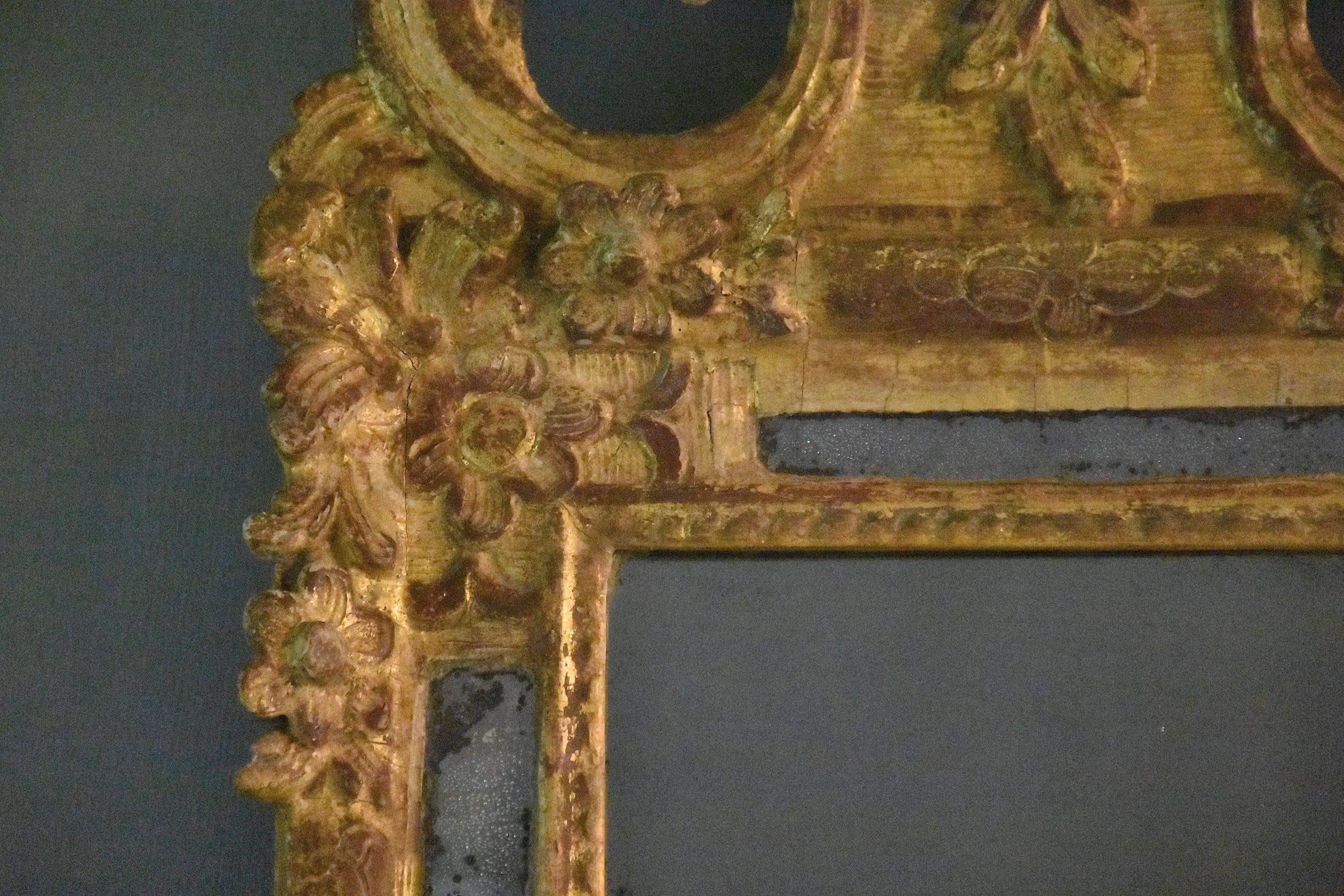 18. Jahrhundert. Französischer geschnitzter und vergoldeter Spiegel  (Vergoldet) im Angebot