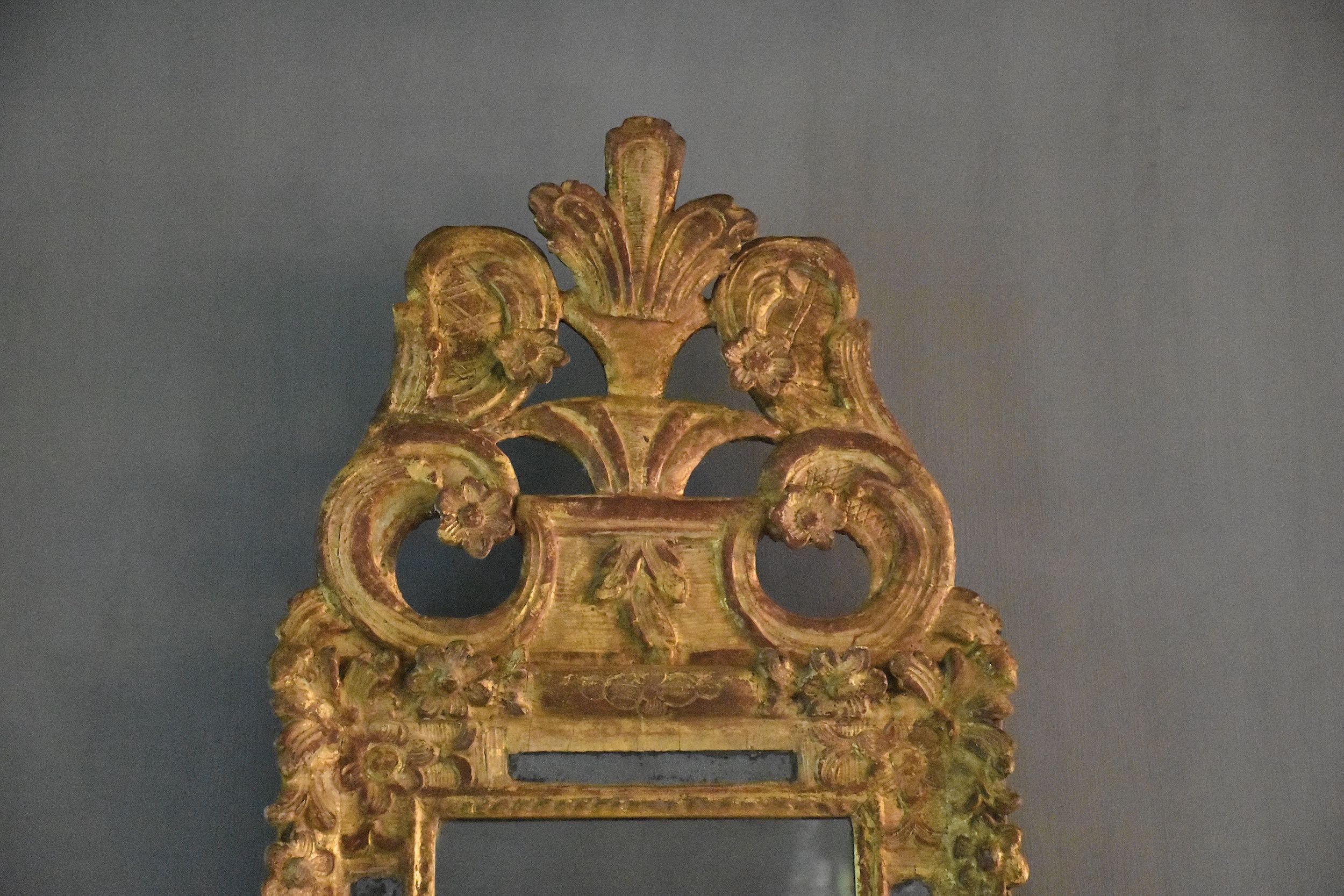 18. Jahrhundert. Französischer geschnitzter und vergoldeter Spiegel  im Zustand „Gut“ im Angebot in SON EN BREUGEL, NL