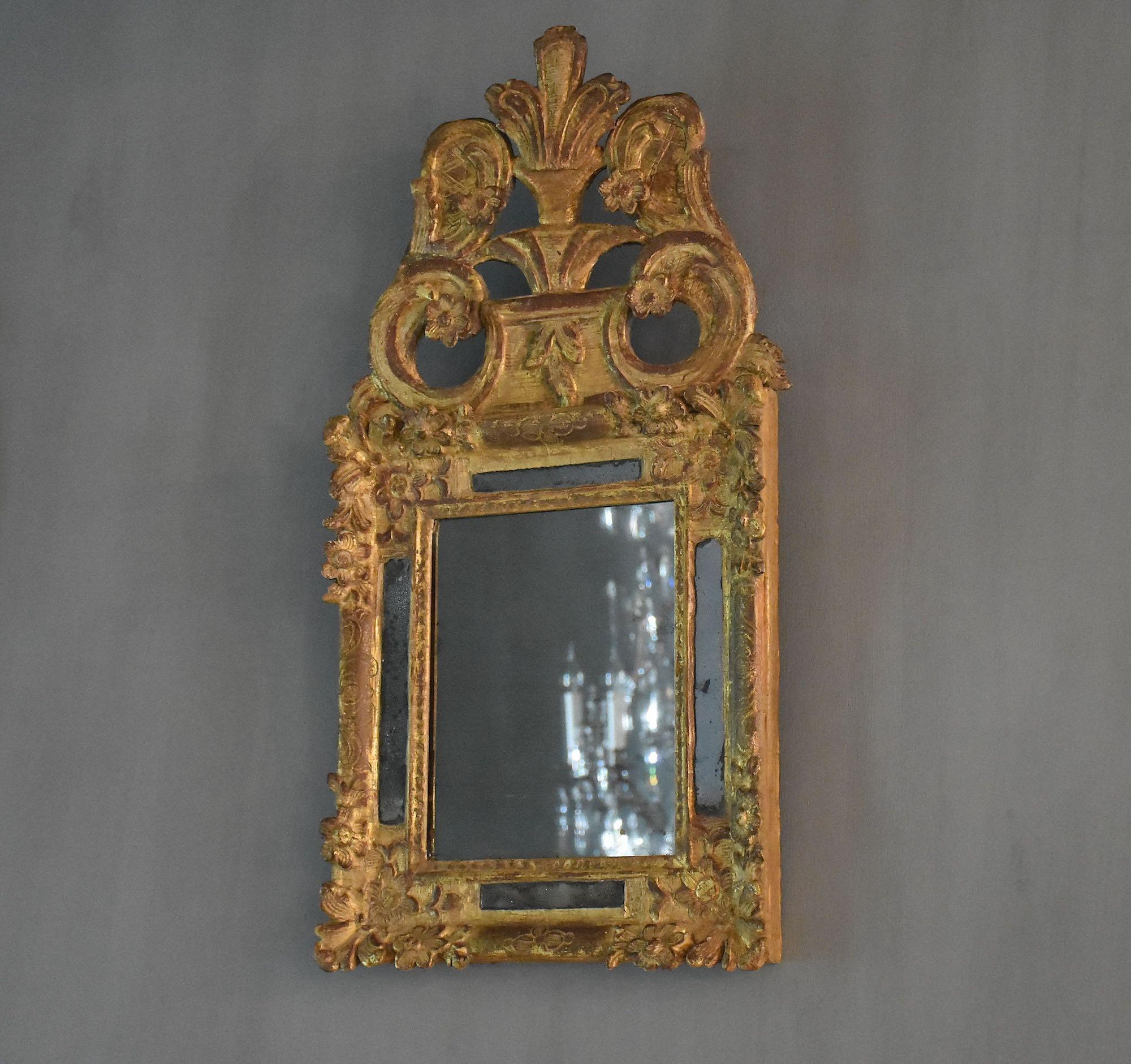18. Jahrhundert. Französischer geschnitzter und vergoldeter Spiegel  (18. Jahrhundert und früher) im Angebot