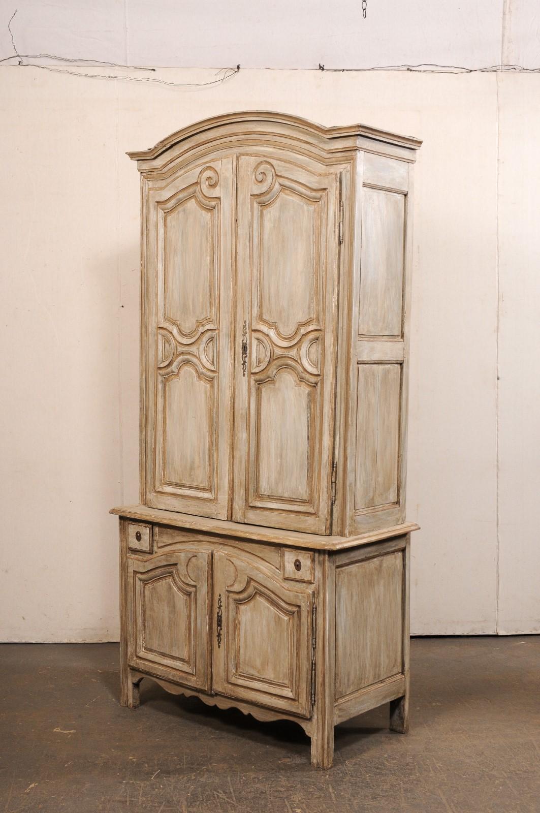 Buffet à Deux-Corps en bois sculpté français du 18ème C., 7.5 Ft. Grandes dimensions en vente 4