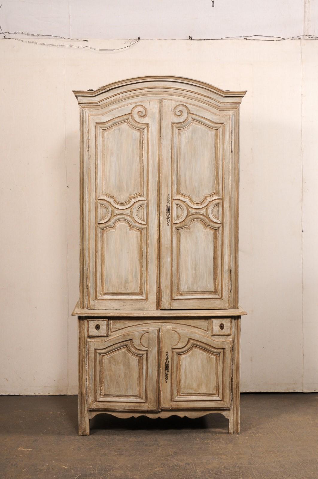 Buffet à Deux-Corps en bois sculpté français du 18ème C., 7.5 Ft. Grandes dimensions en vente 5