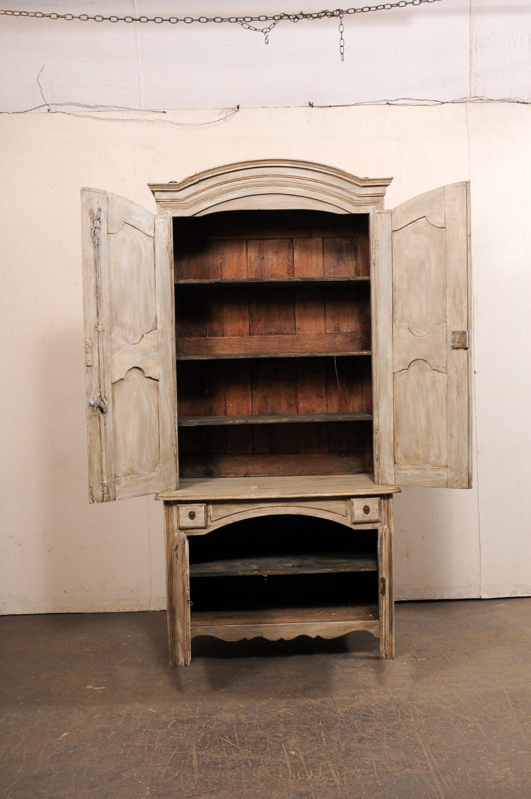 Buffet à Deux-Corps en bois sculpté français du 18ème C., 7.5 Ft. Grandes dimensions en vente 6