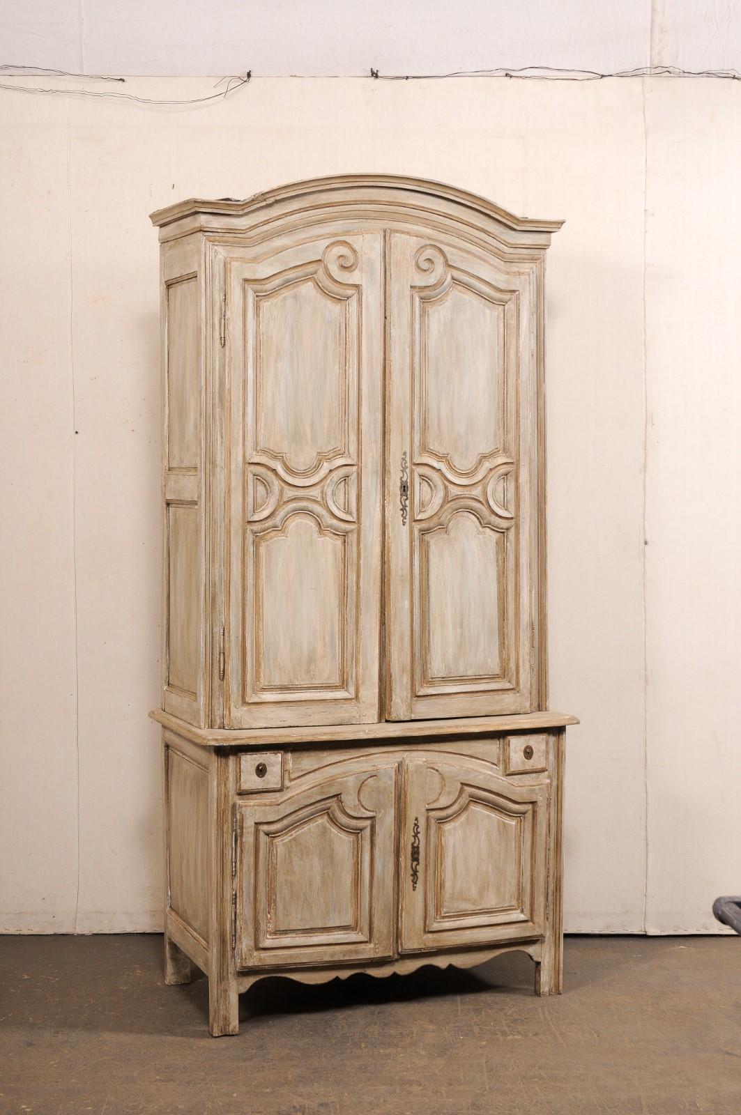 Grand meuble de rangement en bois sculpté et peint du XVIIIe siècle. Cet ancien buffet à deux corps de France, d'une hauteur d'environ 7,5 pieds, présente un fronton central subtilement arqué et mouluré, sur un meuble supérieur qui abrite une paire