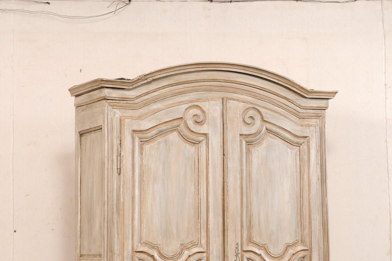 Français Buffet à Deux-Corps en bois sculpté français du 18ème C., 7.5 Ft. Grandes dimensions en vente