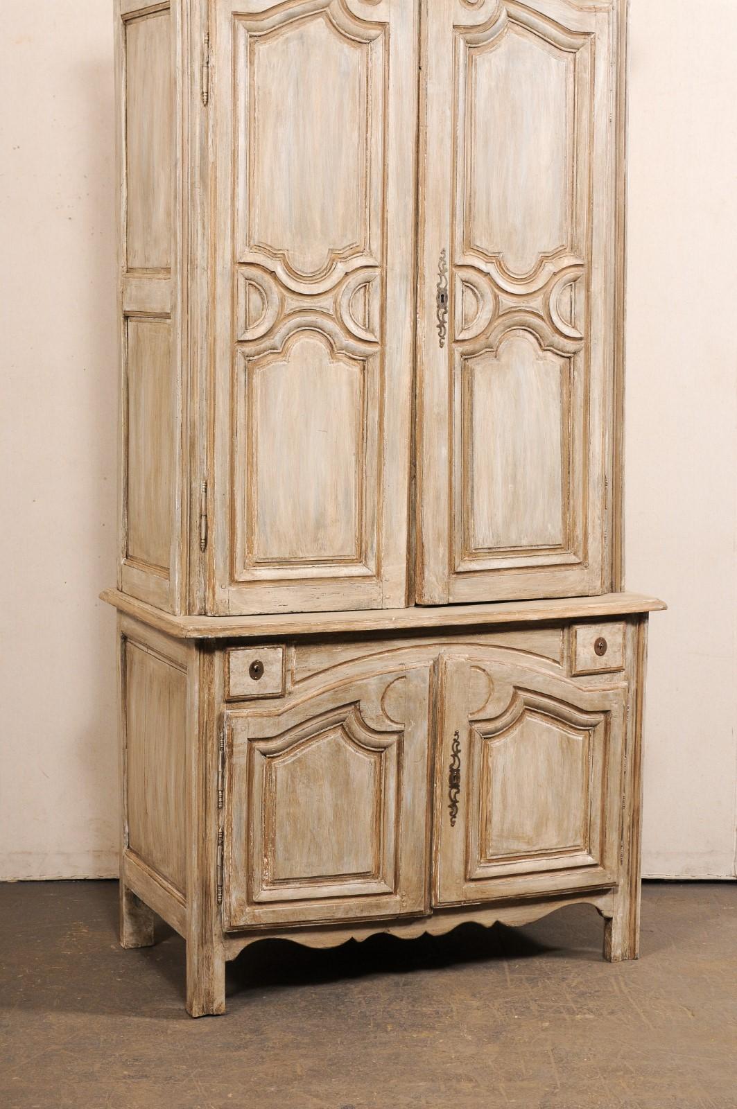 Buffet à Deux-Corps en bois sculpté français du 18ème C., 7.5 Ft. Grandes dimensions Bon état - En vente à Atlanta, GA