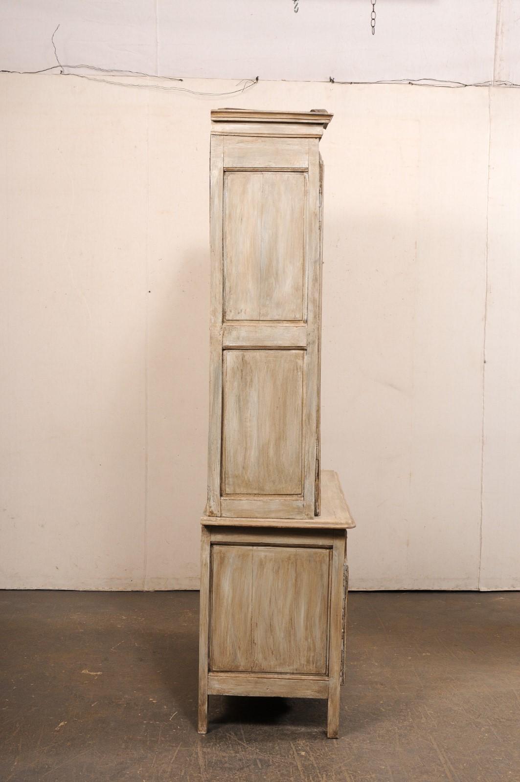 XVIIIe siècle et antérieur Buffet à Deux-Corps en bois sculpté français du 18ème C., 7.5 Ft. Grandes dimensions en vente