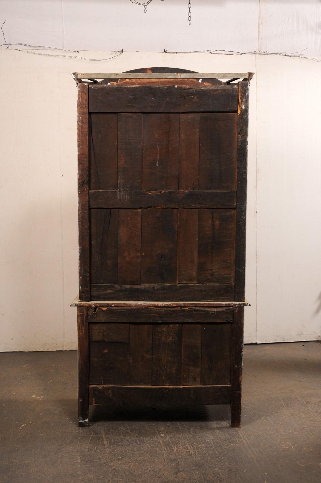 Buffet à Deux-Corps en bois sculpté français du 18ème C., 7.5 Ft. Grandes dimensions en vente 1