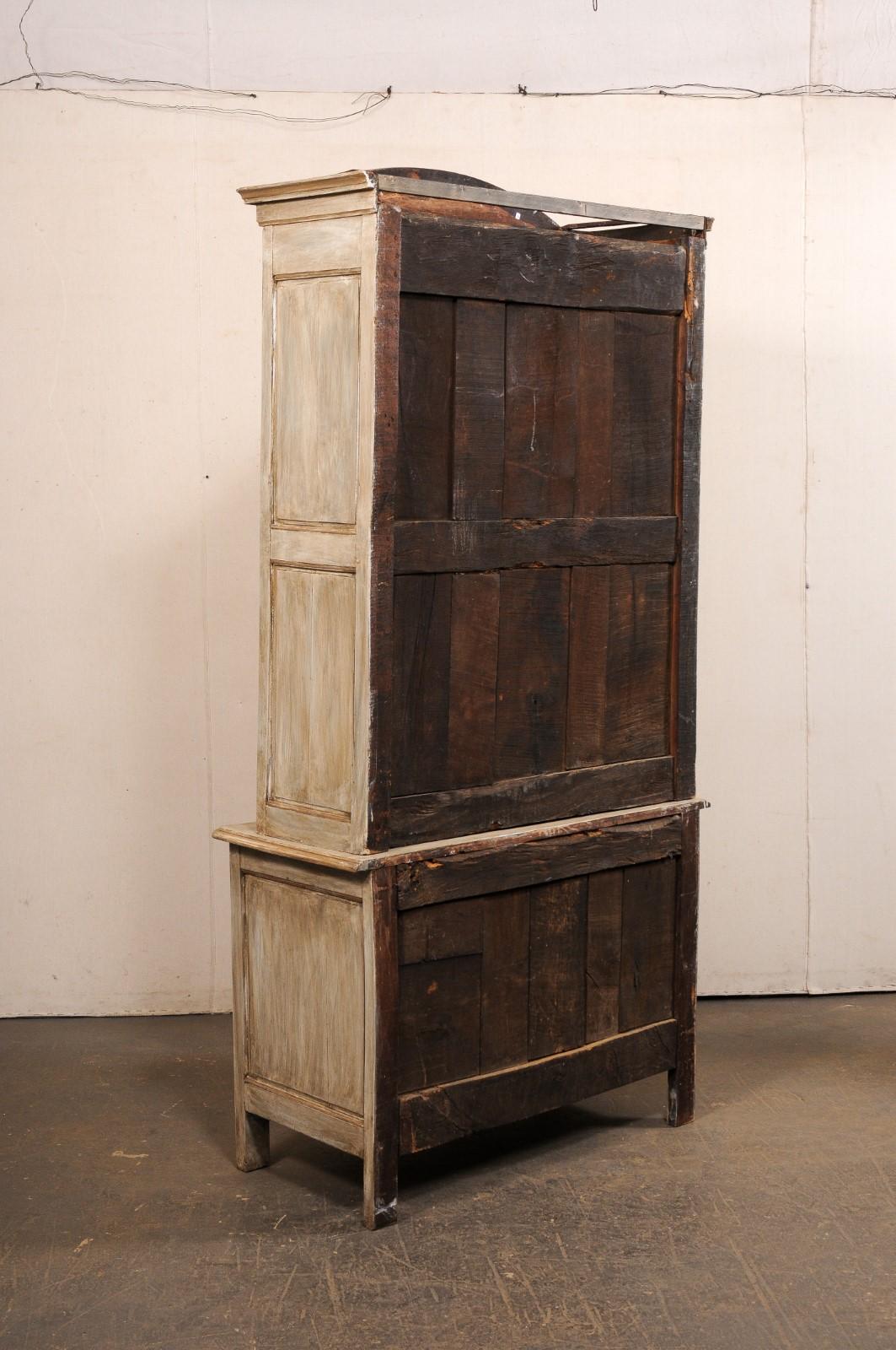 Buffet à Deux-Corps en bois sculpté français du 18ème C., 7.5 Ft. Grandes dimensions en vente 2