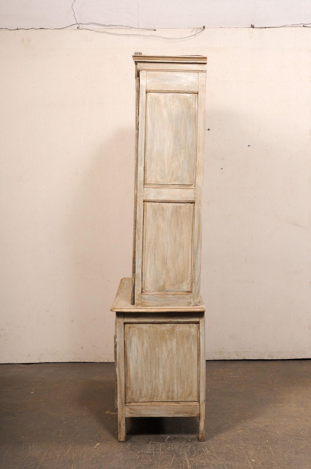 Buffet à Deux-Corps en bois sculpté français du 18ème C., 7.5 Ft. Grandes dimensions en vente 3