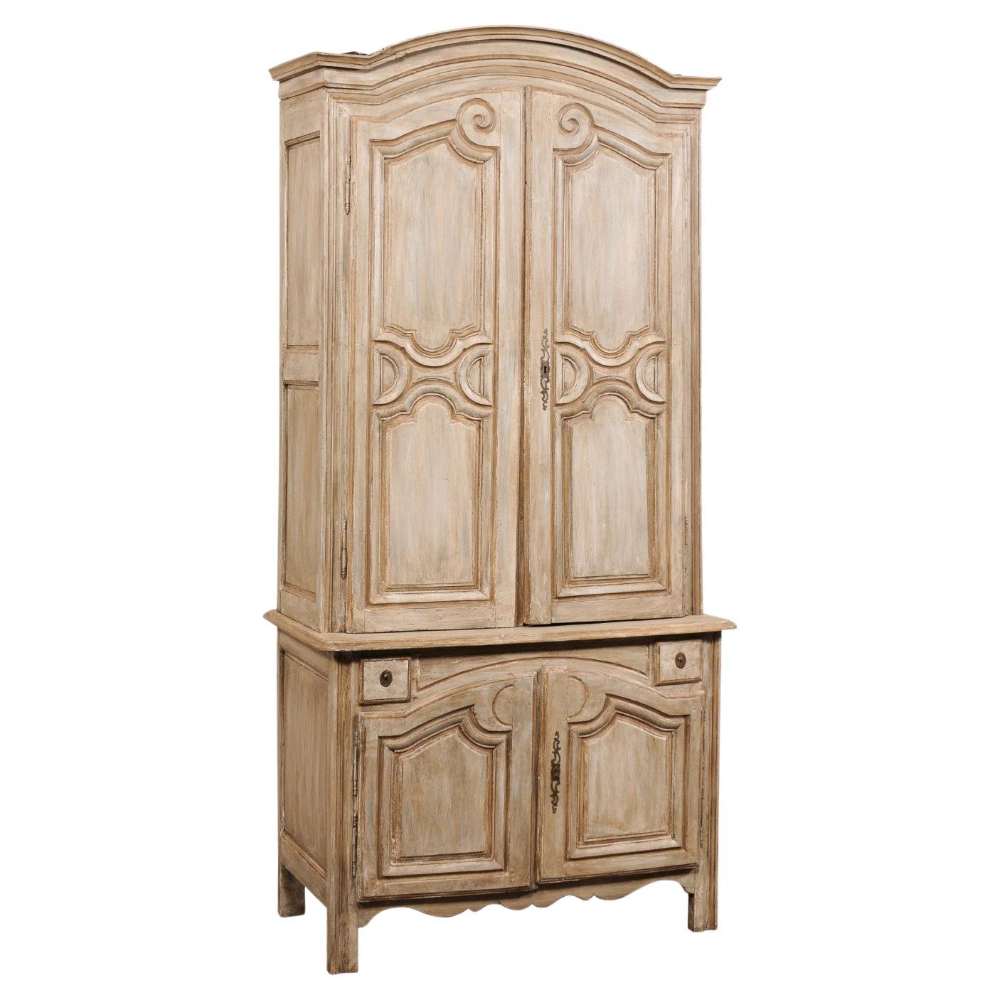 Buffet à Deux-Corps en bois sculpté français du 18ème C., 7.5 Ft. Grandes dimensions en vente