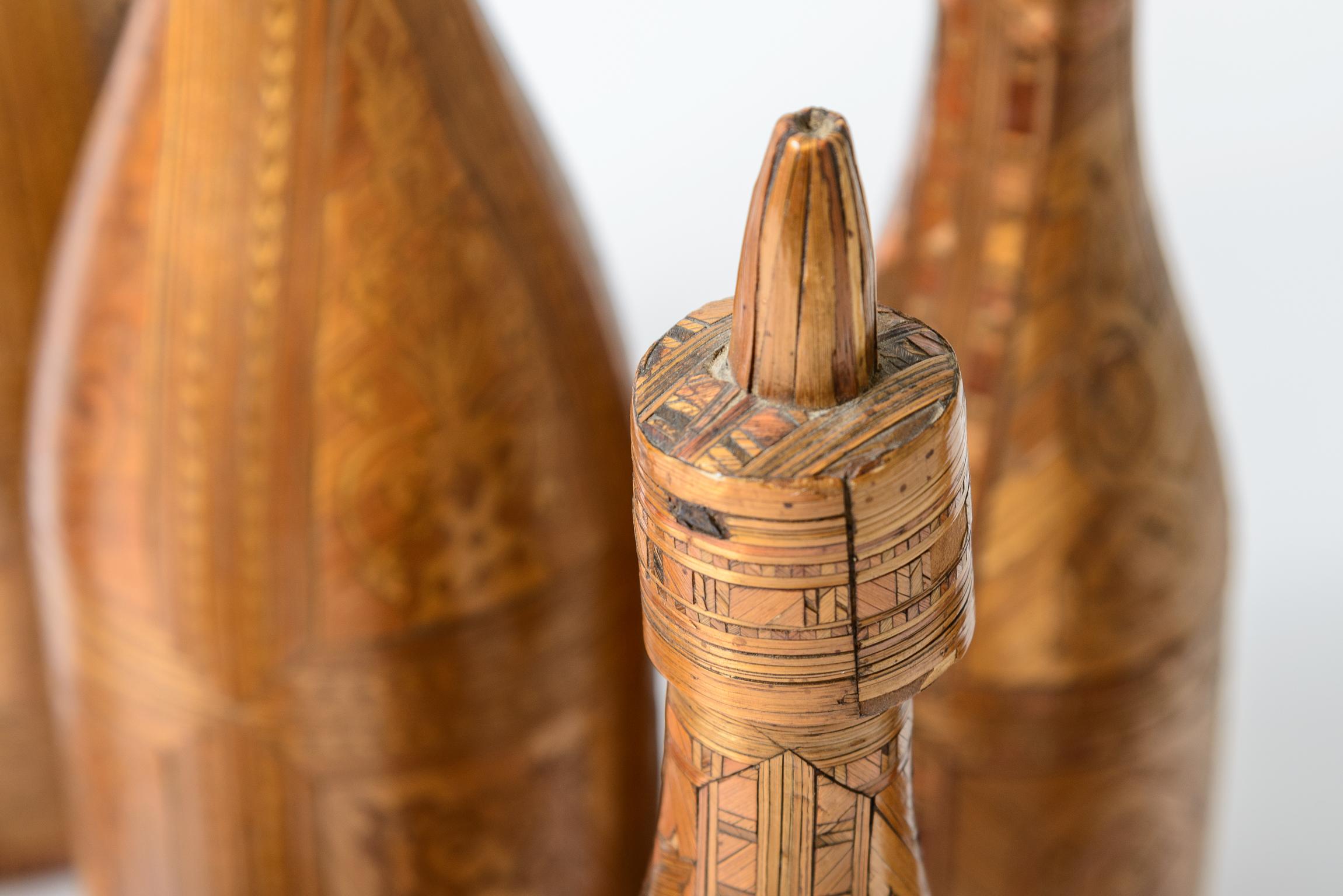 Appena arrivato,  questo raro e  eccezionale collezione di sette bottiglie di paglia intarsiate francesi del 18° secolo.
Sono stati realizzati dai detenuti nel 18° secolo.
Si tratta di una collezione molto rara, è possibile trovarne una ma non sette