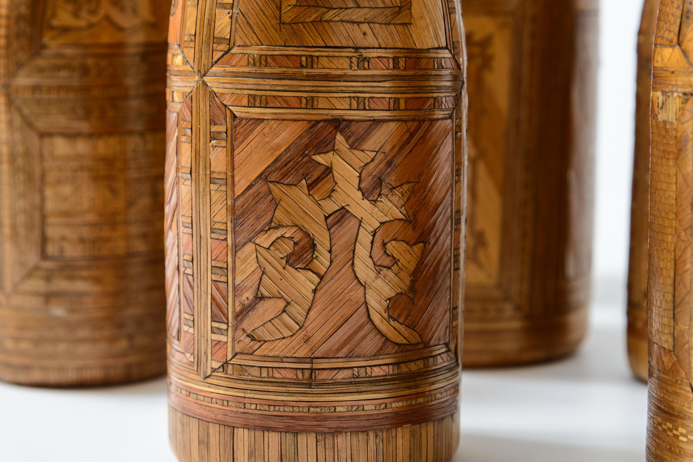 Stile impero 18Th. C.C. Collezione impero francese di rare bottiglie di paglia intarsiate, set di 7 bottiglie in vendita