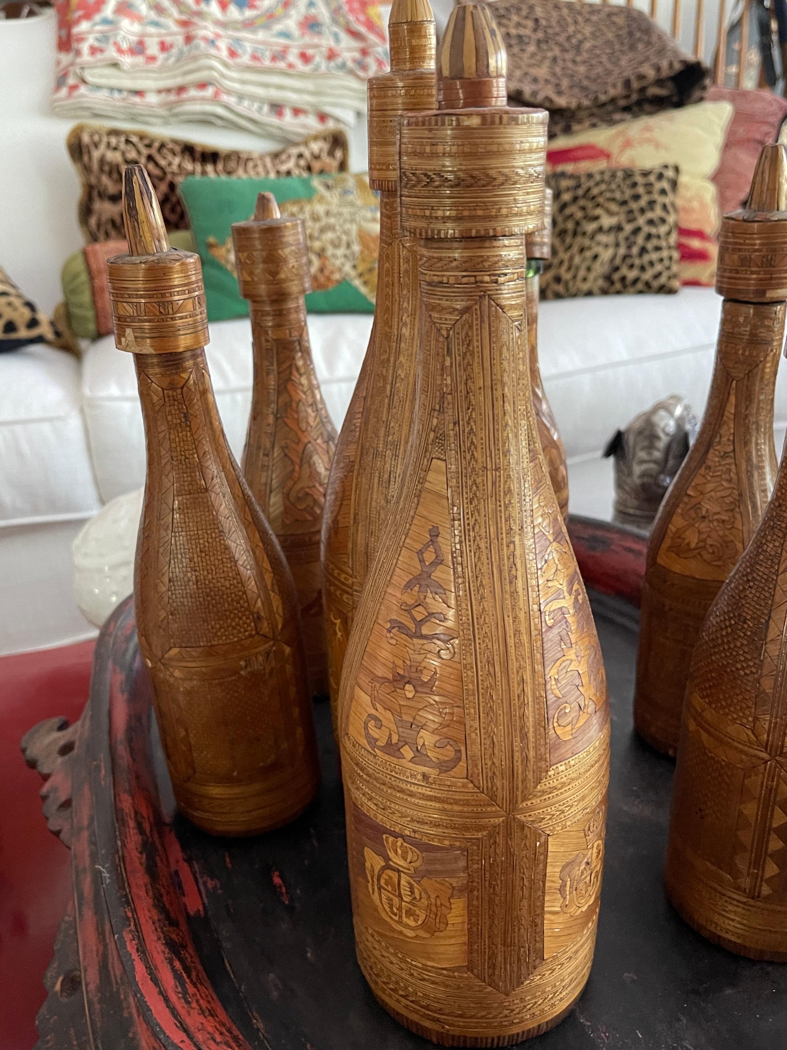 18Th. C.C. Collezione impero francese di rare bottiglie di paglia intarsiate, set di 7 bottiglie In condizioni buone in vendita a West Palm Beach, FL