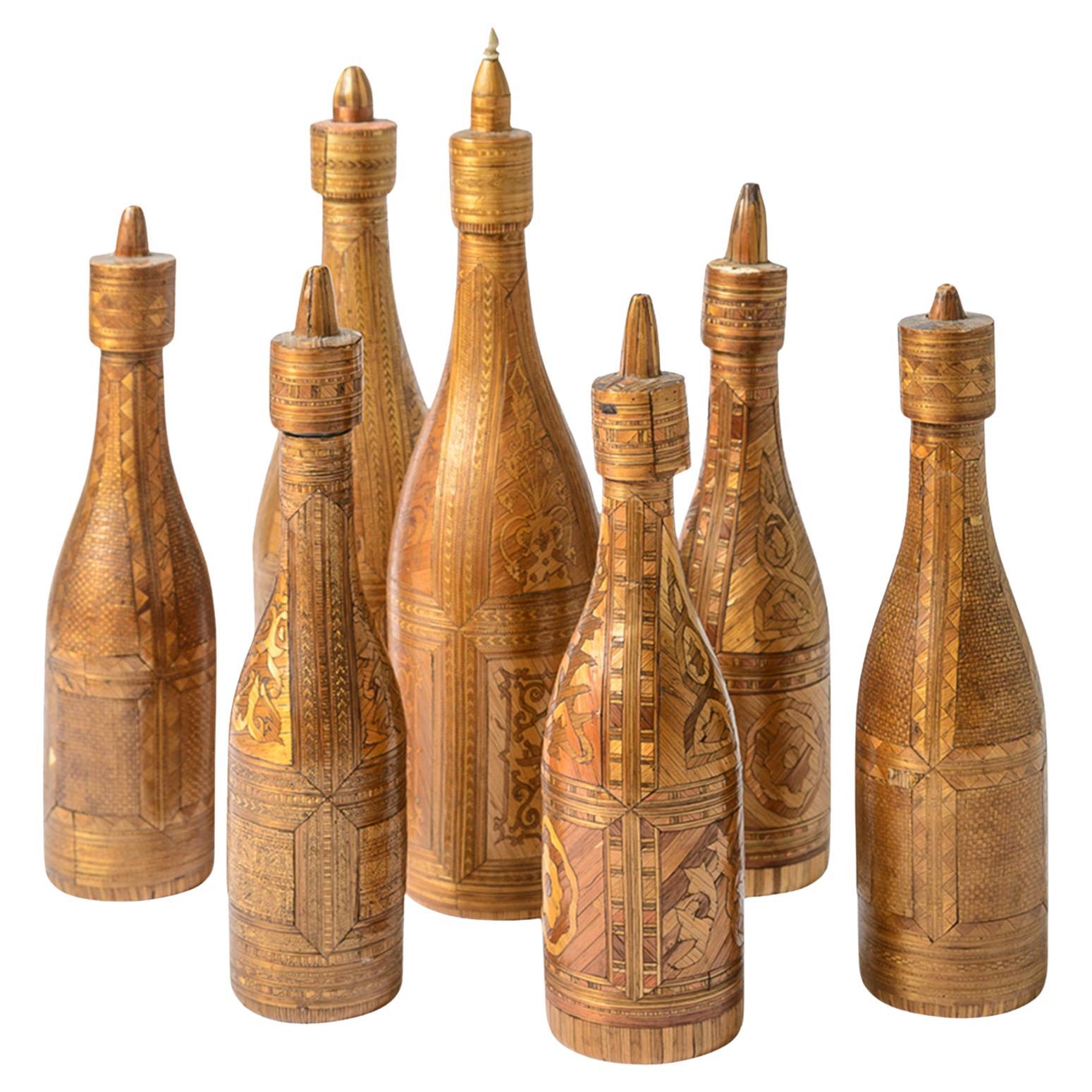 18Th. C.C. Collezione impero francese di rare bottiglie di paglia intarsiate, set di 7 bottiglie in vendita