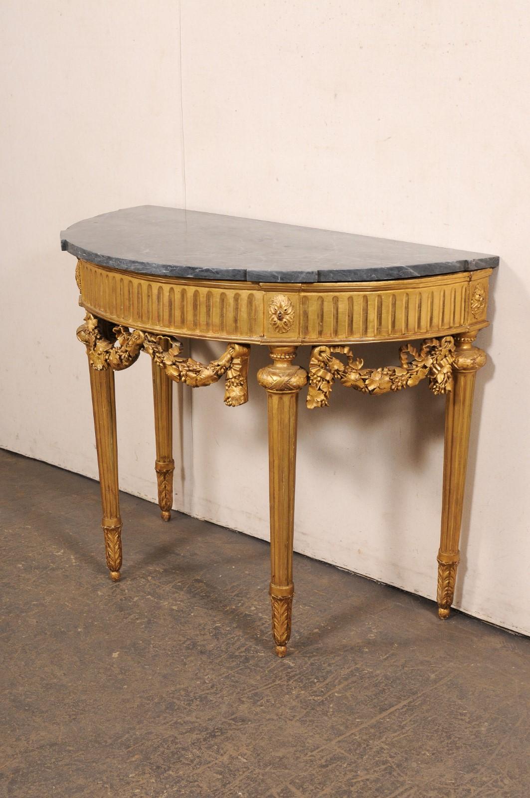 Français Table Demi-Lune française du 18e siècle avec jupe guirlande et plateau en marbre bleu turquin en vente