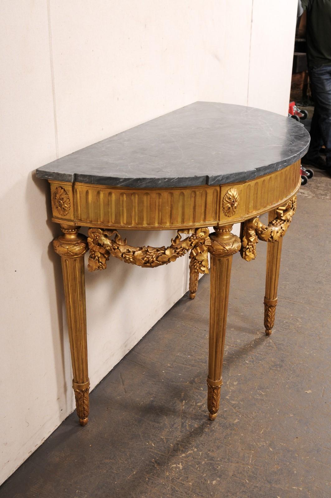 XVIIIe siècle et antérieur Table Demi-Lune française du 18e siècle avec jupe guirlande et plateau en marbre bleu turquin en vente