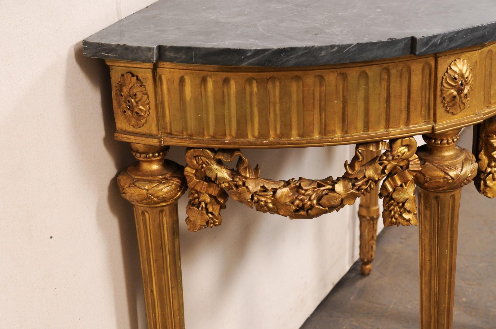 Marbre Table Demi-Lune française du 18e siècle avec jupe guirlande et plateau en marbre bleu turquin en vente