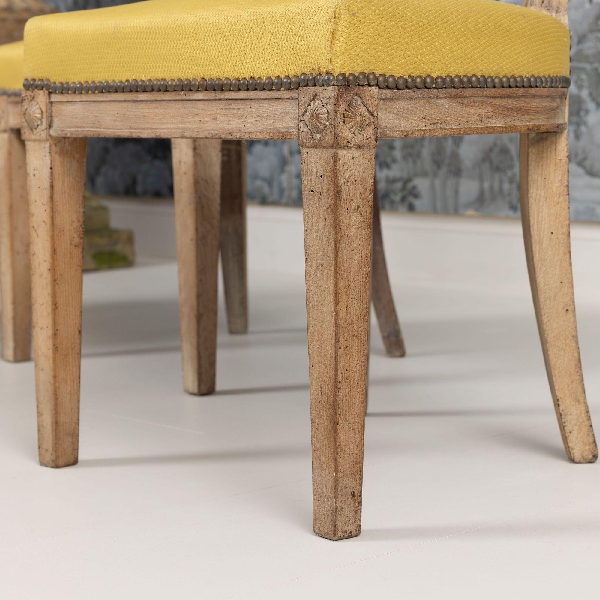 XVIIIe siècle Ensemble de six chaises en hêtre blanchi d'époque directoire française en vente 3