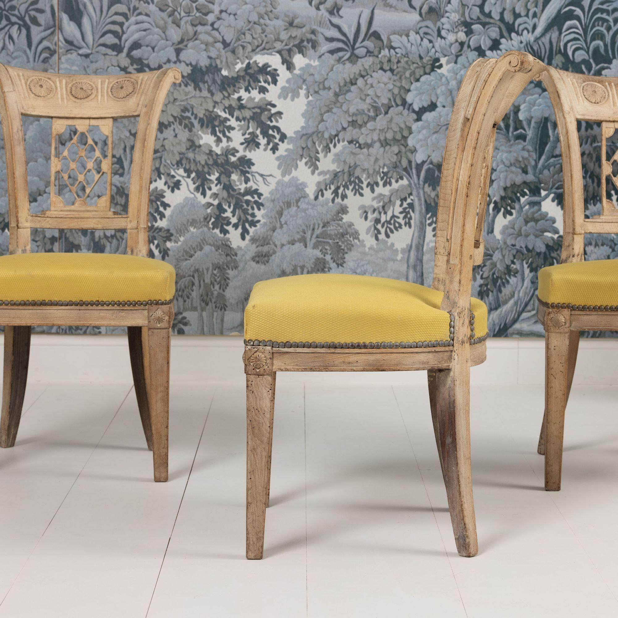 XVIIIe siècle Ensemble de six chaises en hêtre blanchi d'époque directoire française en vente 4