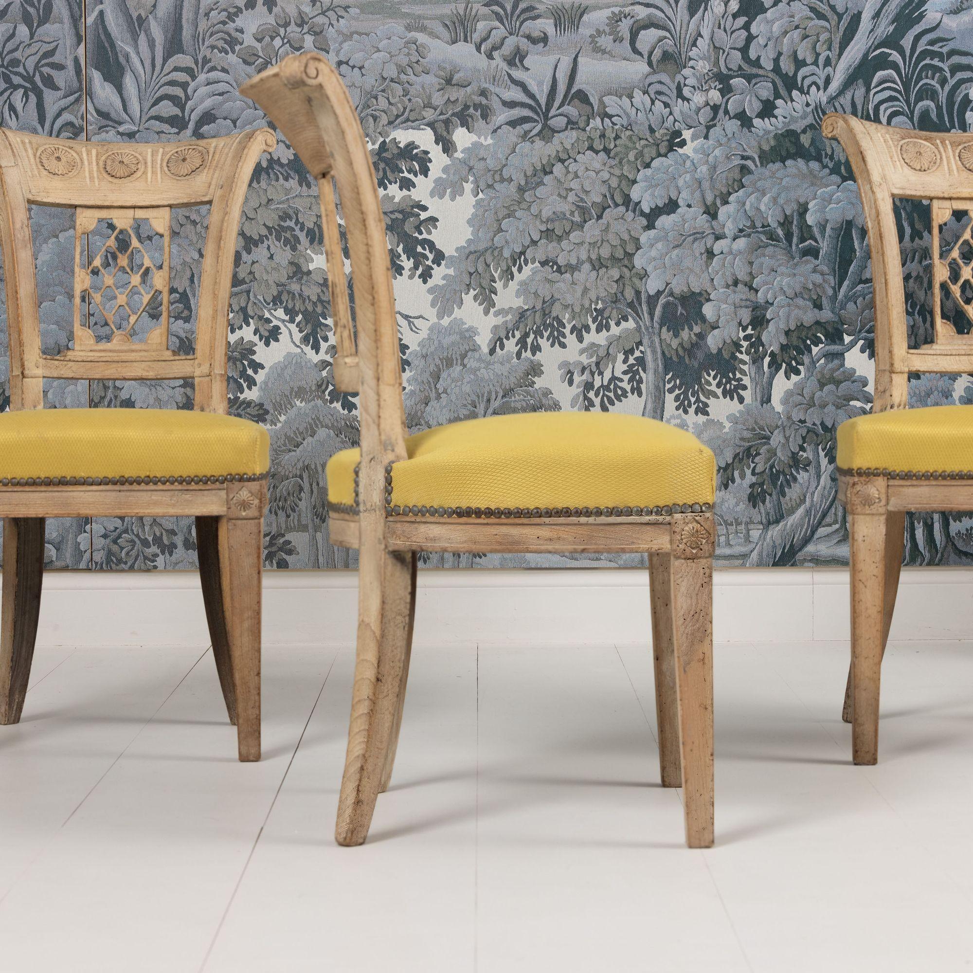XVIIIe siècle Ensemble de six chaises en hêtre blanchi d'époque directoire française en vente 5