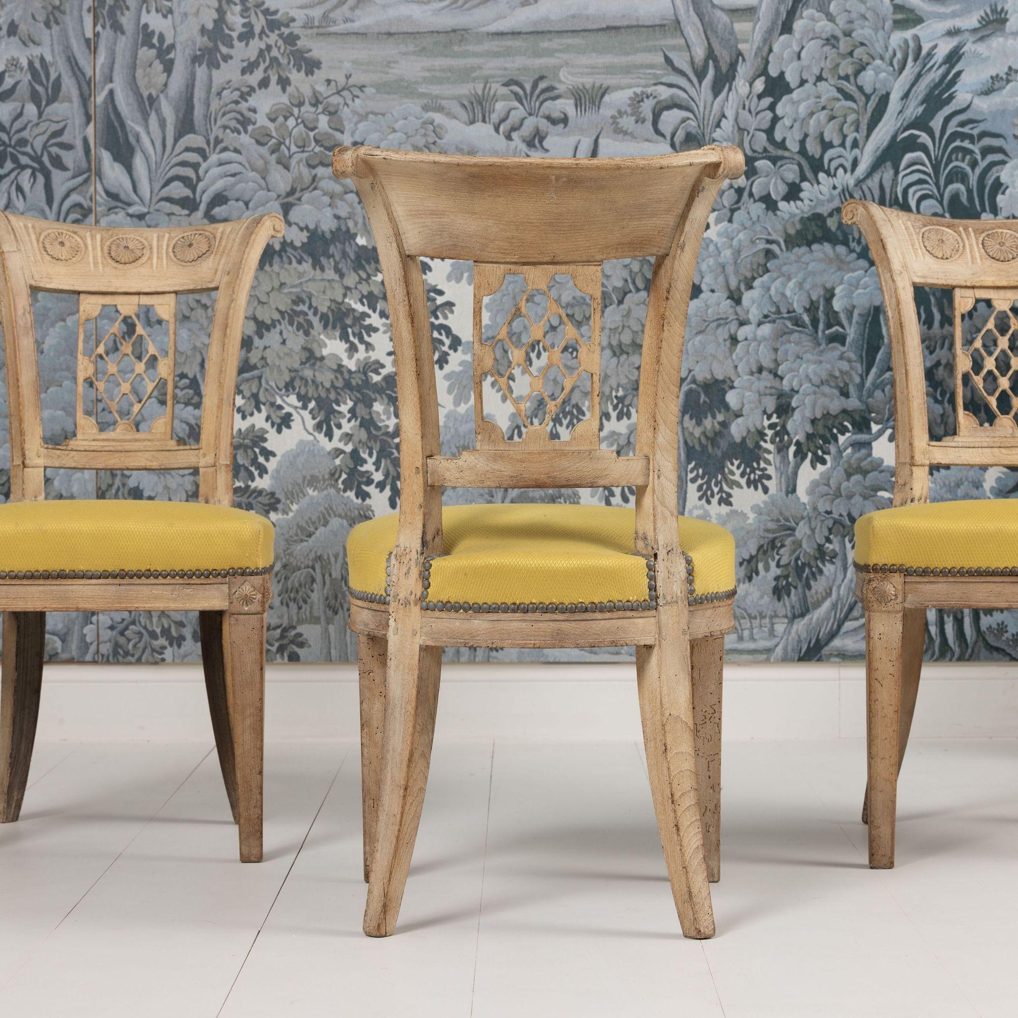 XVIIIe siècle Ensemble de six chaises en hêtre blanchi d'époque directoire française en vente 6