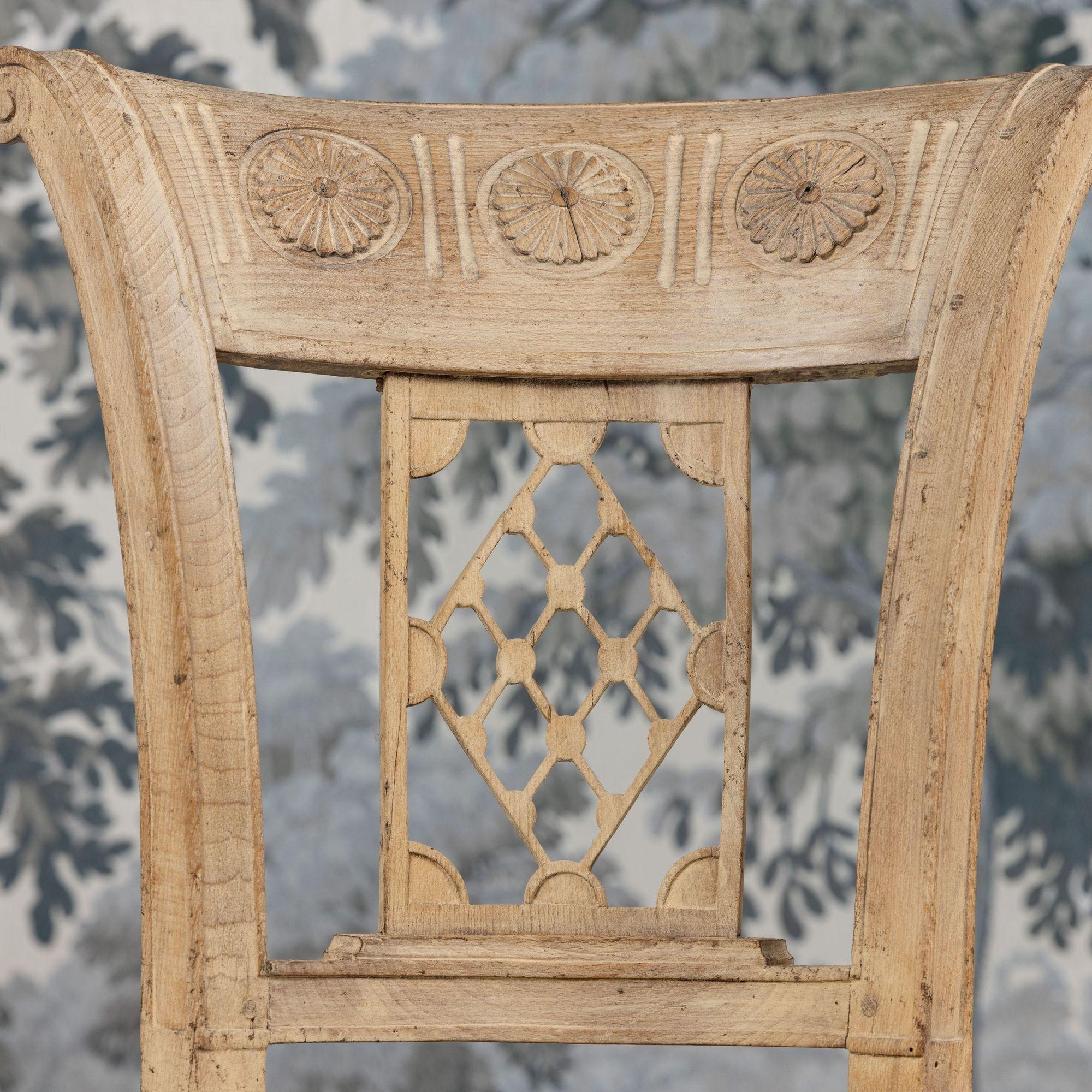 XVIIIe siècle Ensemble de six chaises en hêtre blanchi d'époque directoire française en vente 7