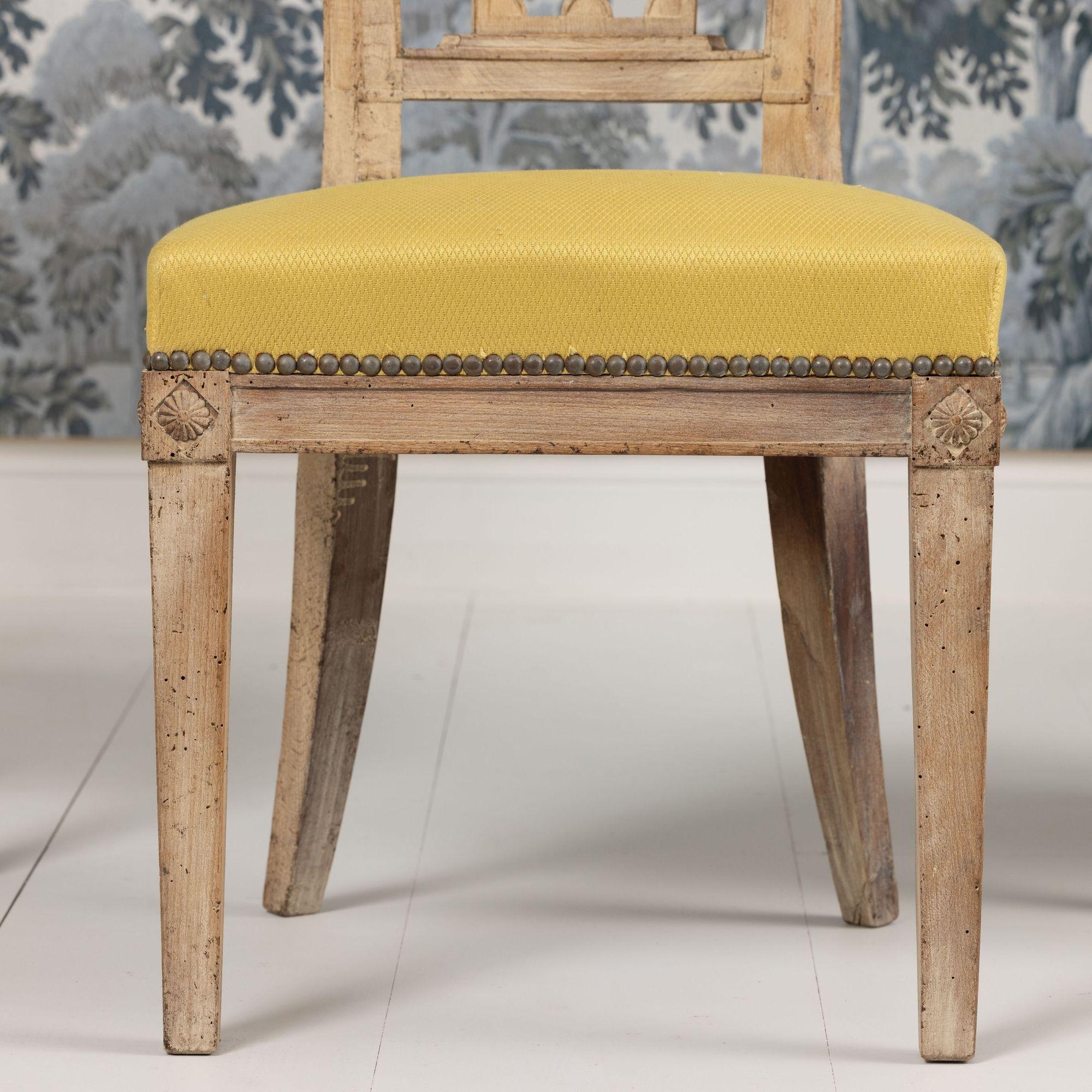 XVIIIe siècle Ensemble de six chaises en hêtre blanchi d'époque directoire française en vente 8
